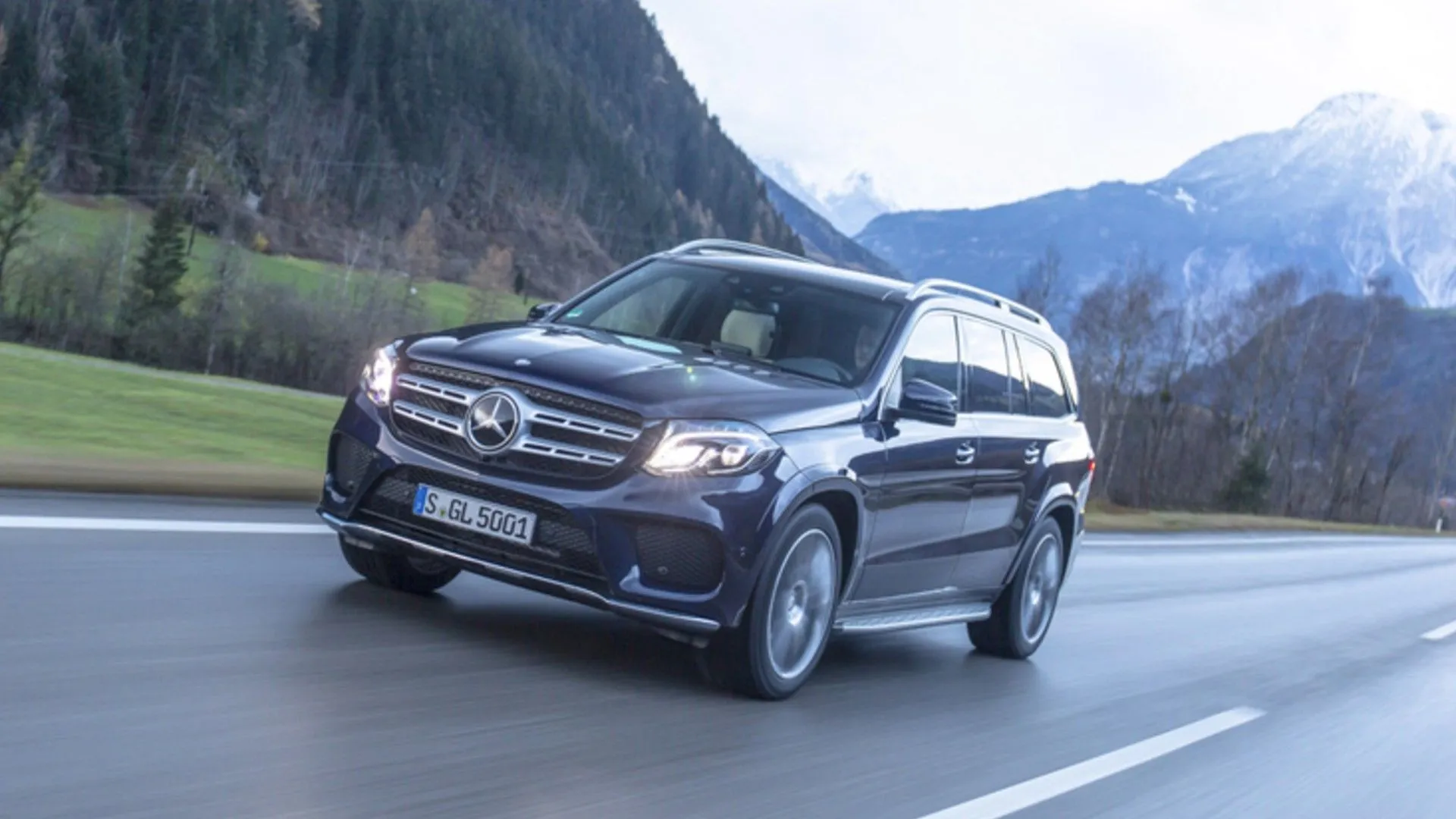 Mercedes-Benz GLS 2017 màu xanh đậm ở góc 3/4 phía trước, thể hiện sự uy nghi và đẳng cấp của SUV full-size