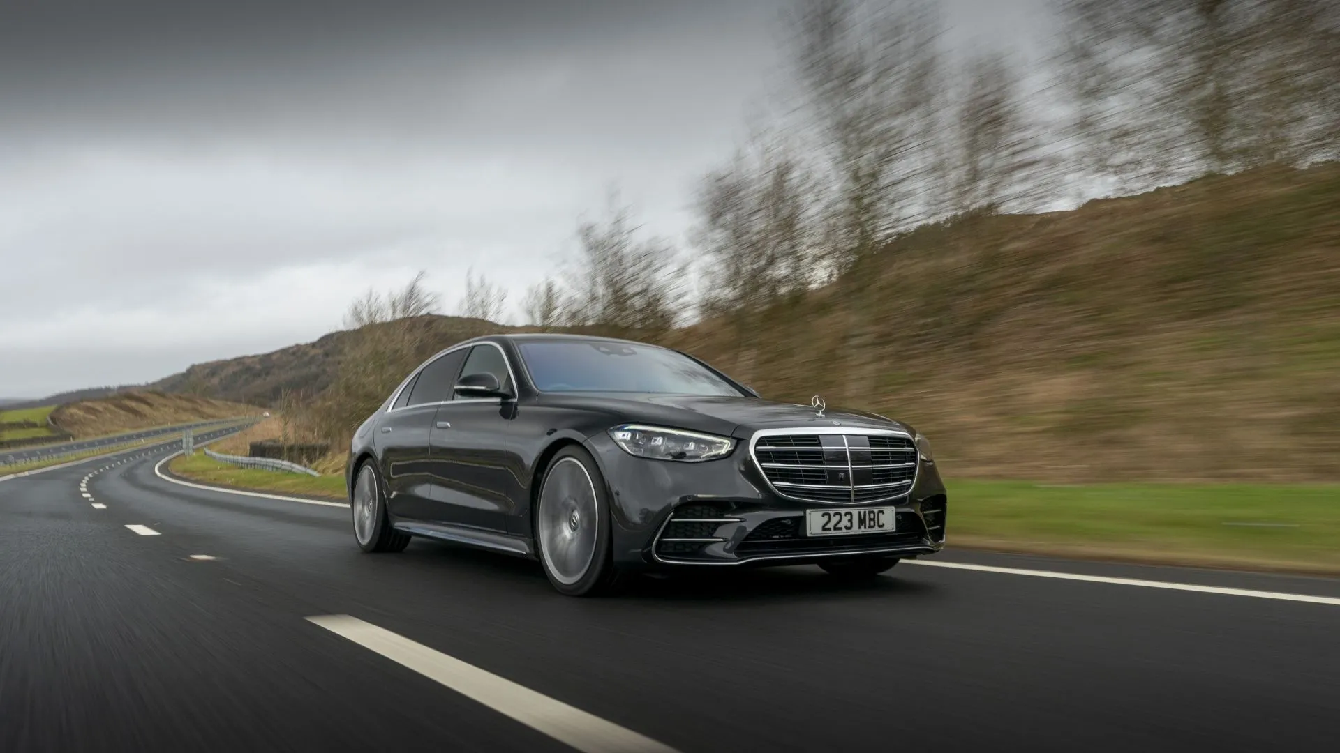 Mercedes-Benz S-Class 2025 nhìn từ góc 3/4 phía trước, sang trọng và hiện đại