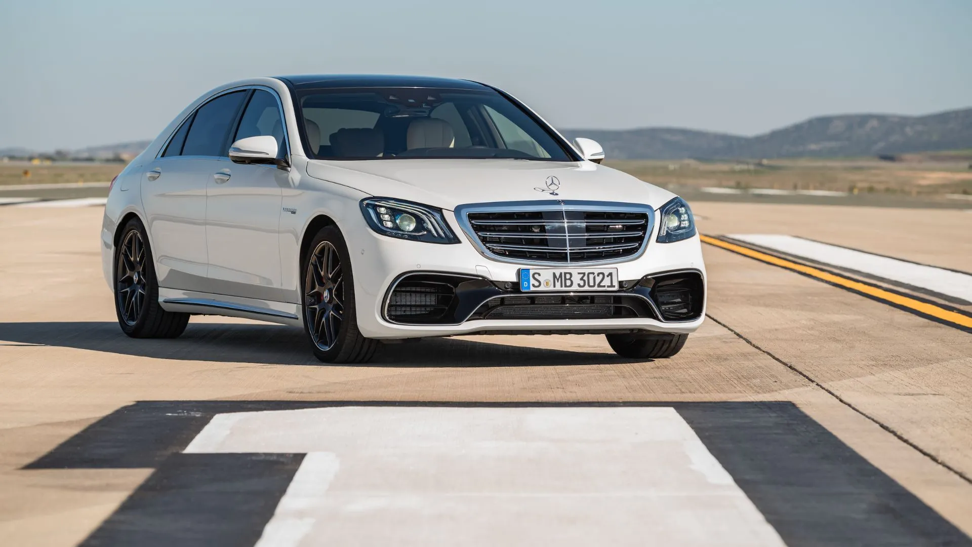 Mercedes-Benz S63 AMG 2018 màu trắng đậu trên đường băng, toát lên vẻ quyền uy và tốc độ