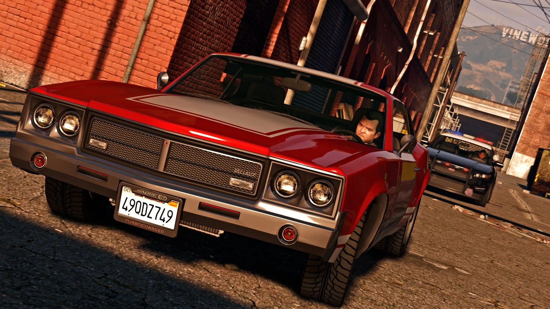 Michael lái xe tránh cảnh sát trong Grand Theft Auto V, với radio trong xe là yếu tố quan trọng tạo nên trải nghiệm giải trí và kịch tính đặc trưng của dòng game GTA.