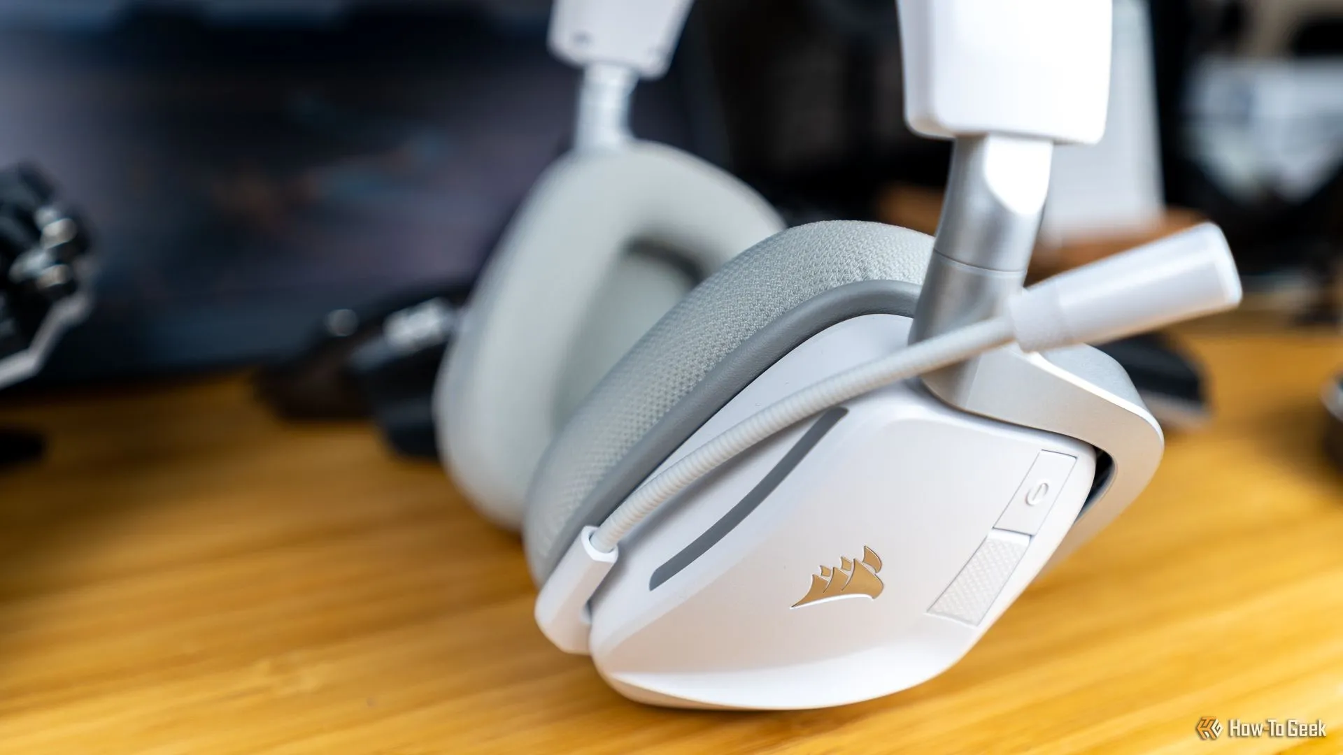 Microphone của Corsair Void Wireless V2 đang ở vị trí gập lên, báo hiệu trạng thái tắt tiếng