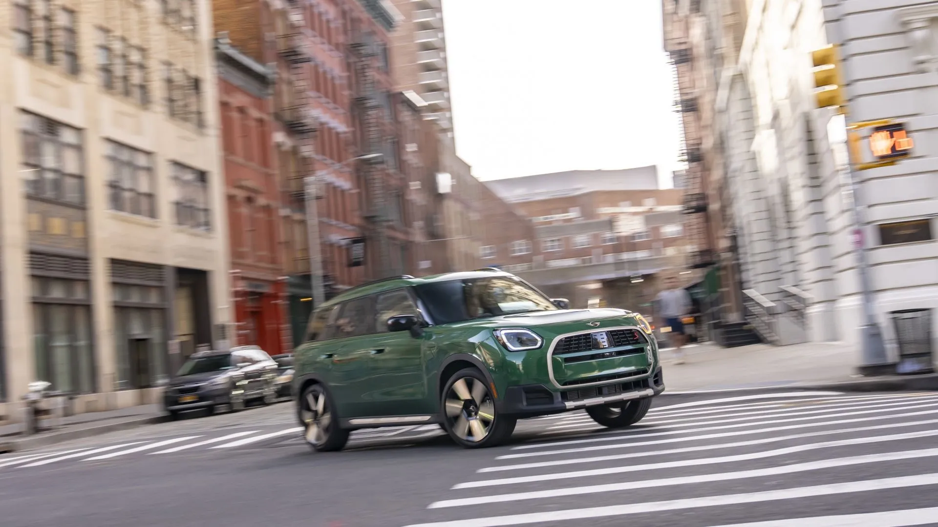 Mini Countryman 2025 với góc nhìn 3/4 phía trước, thể hiện thiết kế năng động và hiện đại.