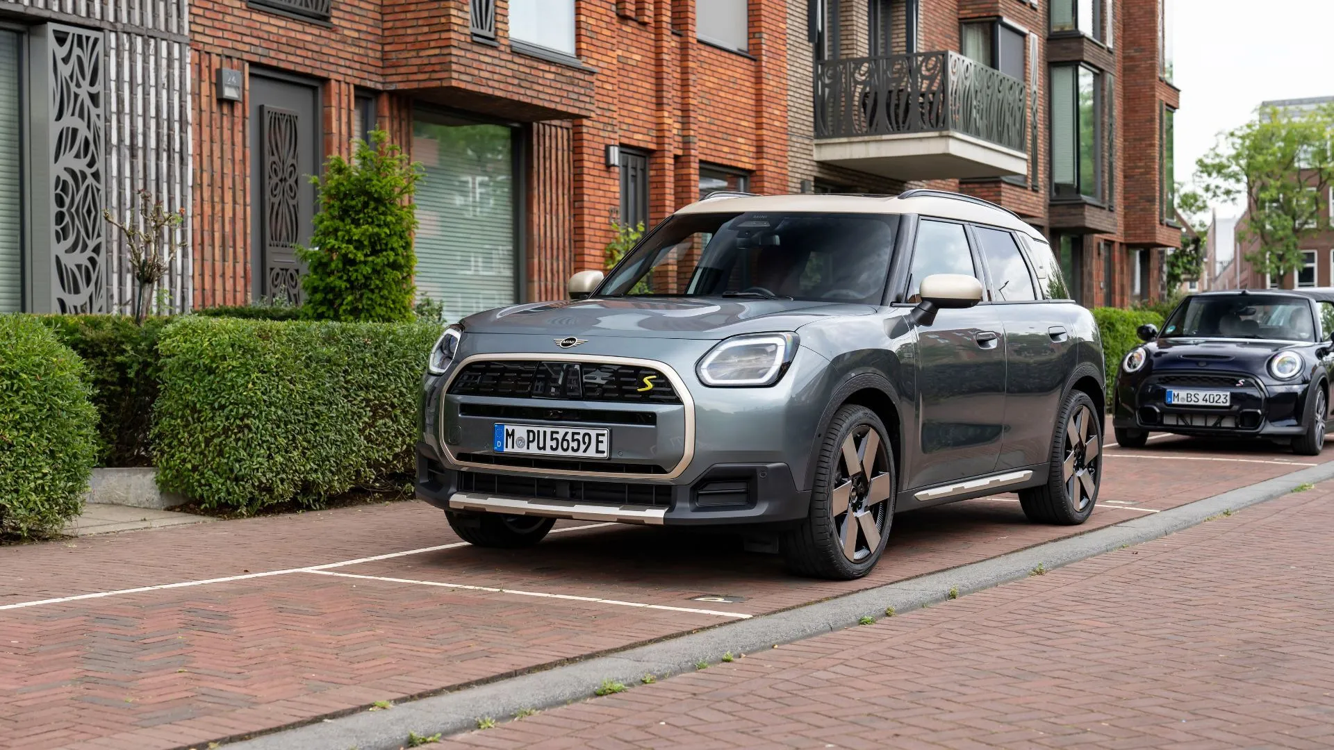 Mini Countryman SE ALL4 2025 màu xám với thiết kế crossover độc đáo, đỗ trước tòa nhà dân cư, thể hiện phong cách và hiệu suất.