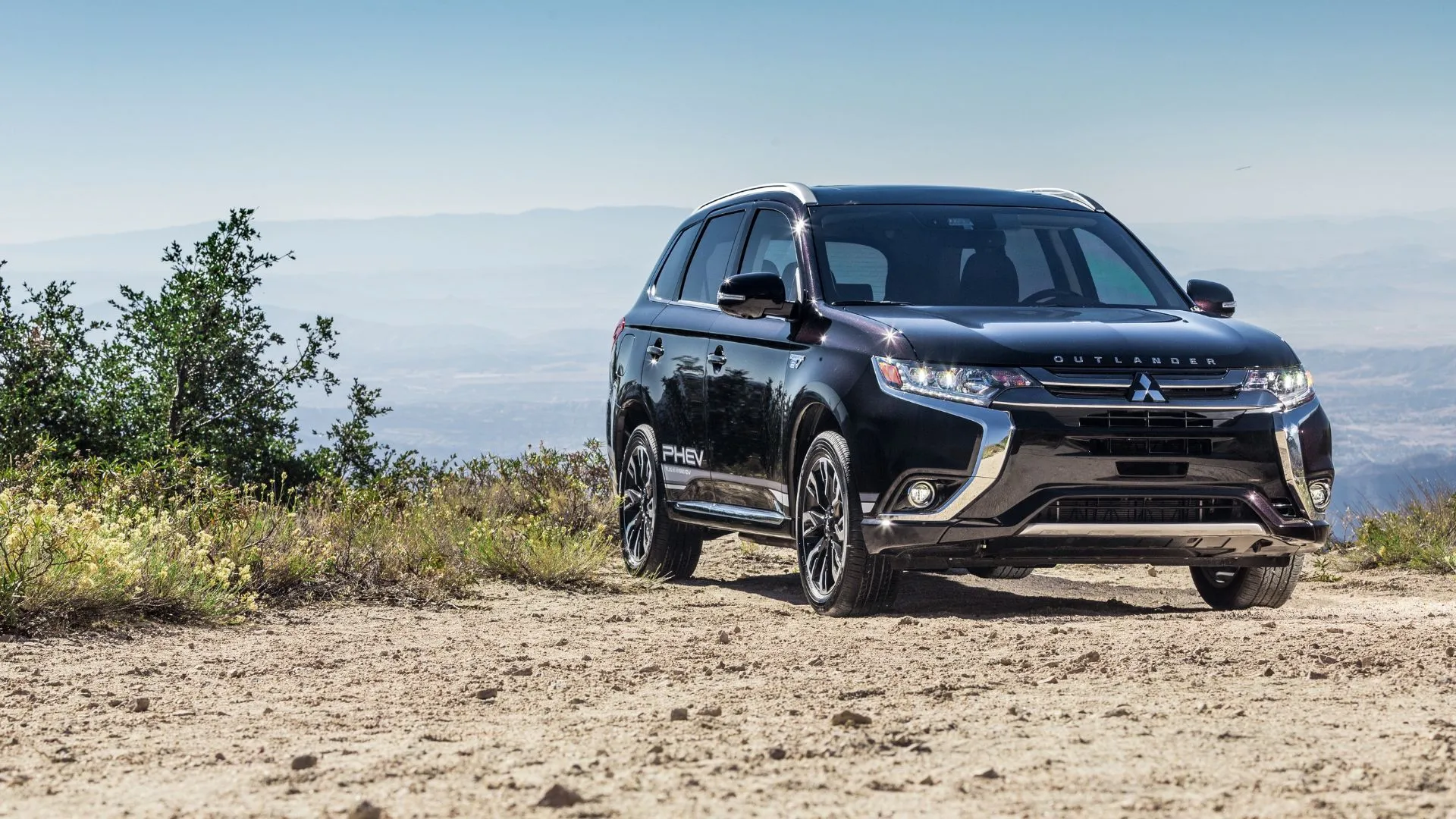 Mitsubishi Outlander PHEV 2018 màu đen đỗ trên nền sỏi