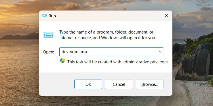 Mở Device Manager (Trình quản lý Thiết bị) thông qua hộp thoại Windows Run, minh họa cách sử dụng phím tắt Win+R để truy cập tiện ích hệ thống.