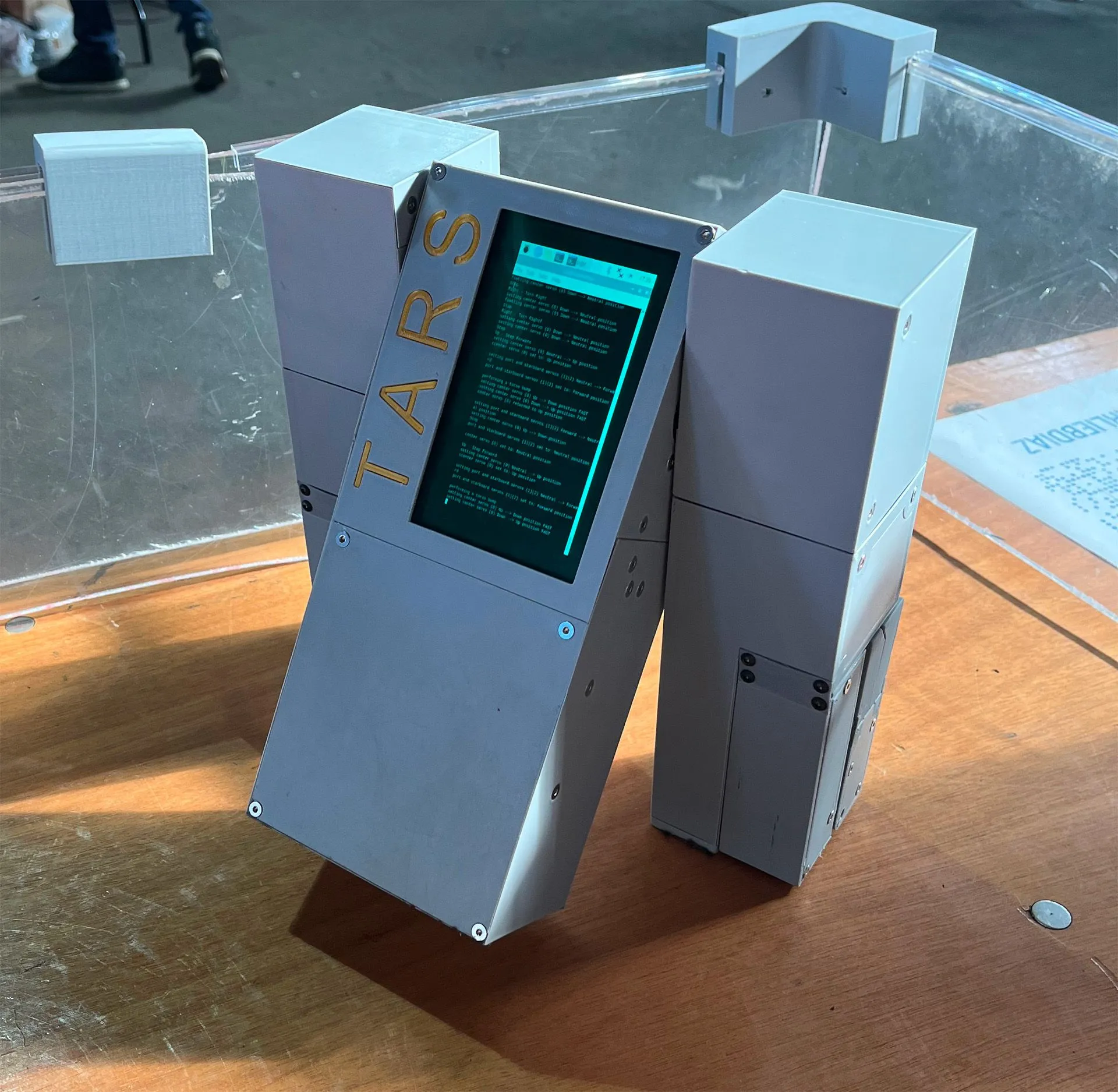 Mô hình robot TARS từ phim Interstellar được điều khiển bởi Raspberry Pi