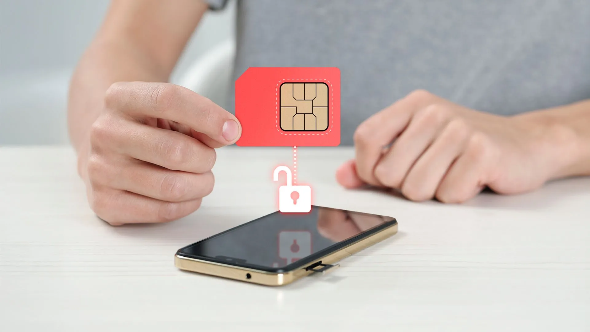Một bàn tay cầm thẻ SIM phía trên điện thoại có biểu tượng mở khóa