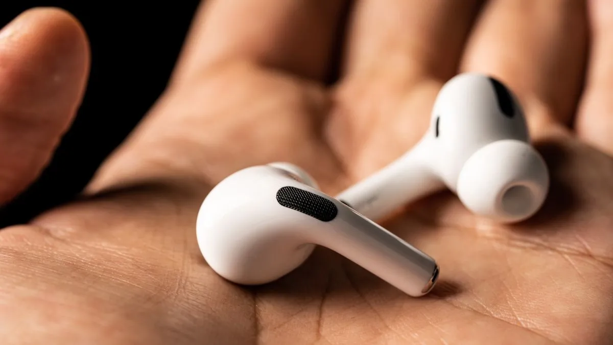 Một cặp tai nghe AirPods được đeo trong tai của một người