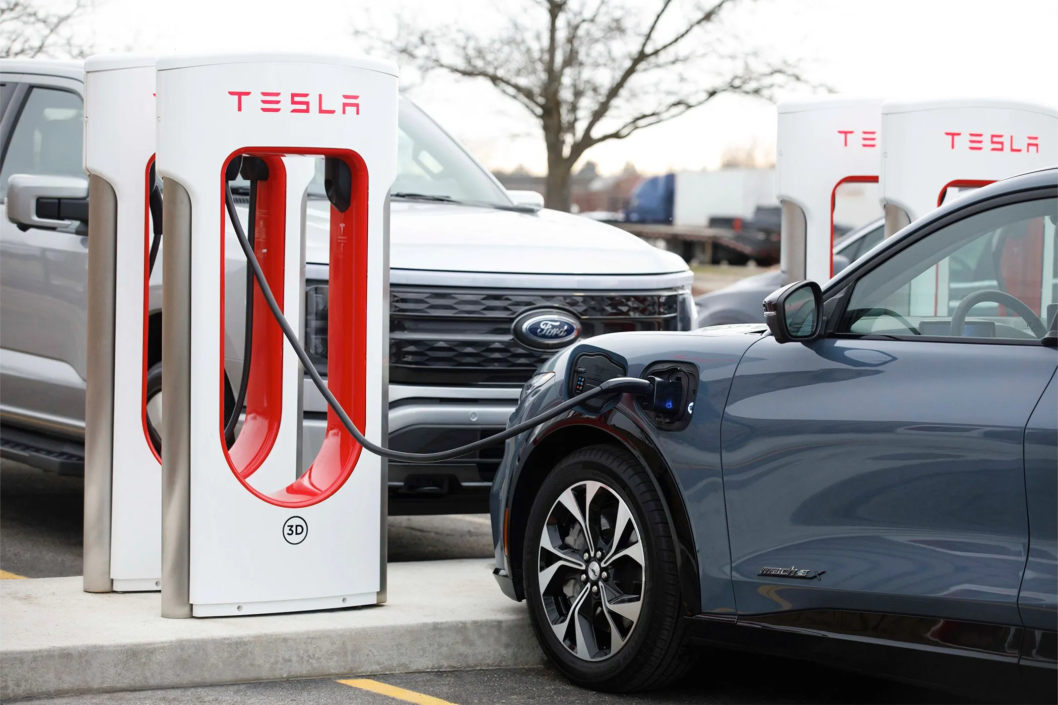 Một chiếc Ford EV đang sạc tại trạm Supercharger của Tesla.