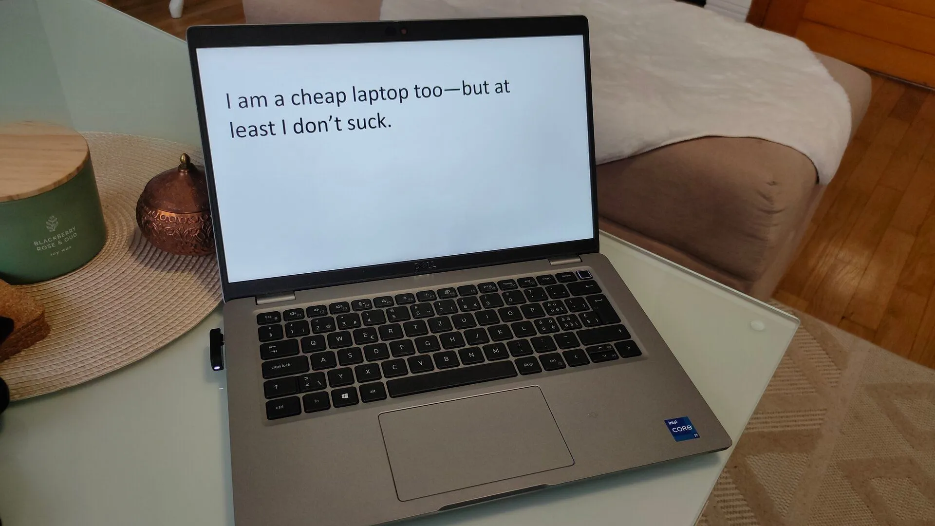 Một chiếc laptop Dell Latitude 5420 màu xám đặt trên bàn làm việc
