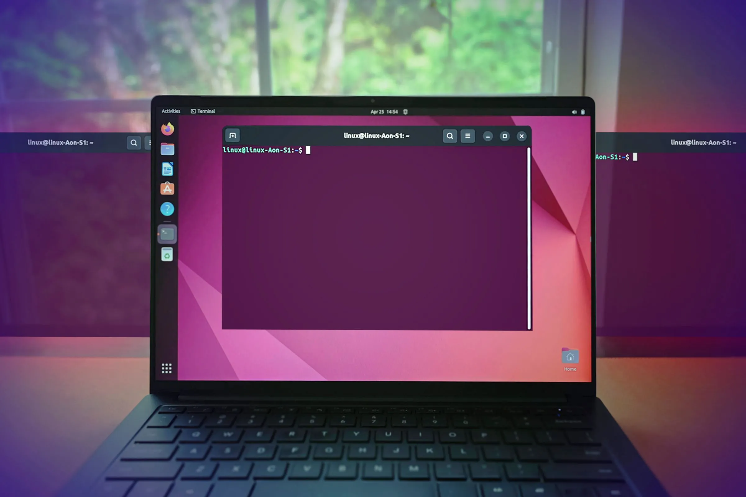 Một chiếc laptop hiển thị giao diện Linux Terminal đang mở, minh họa môi trường dòng lệnh quen thuộc với người dùng Linux.