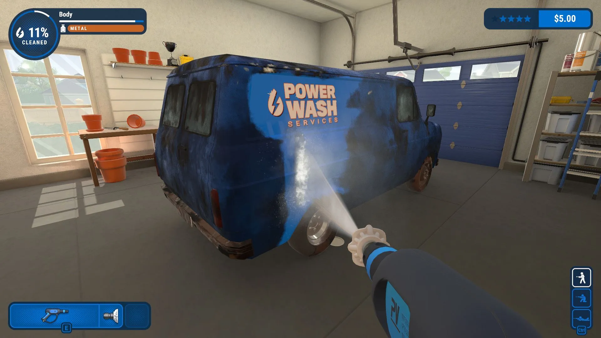 Một chiếc xe tải đang được làm sạch bằng máy rửa áp lực trong Powerwash Simulator.