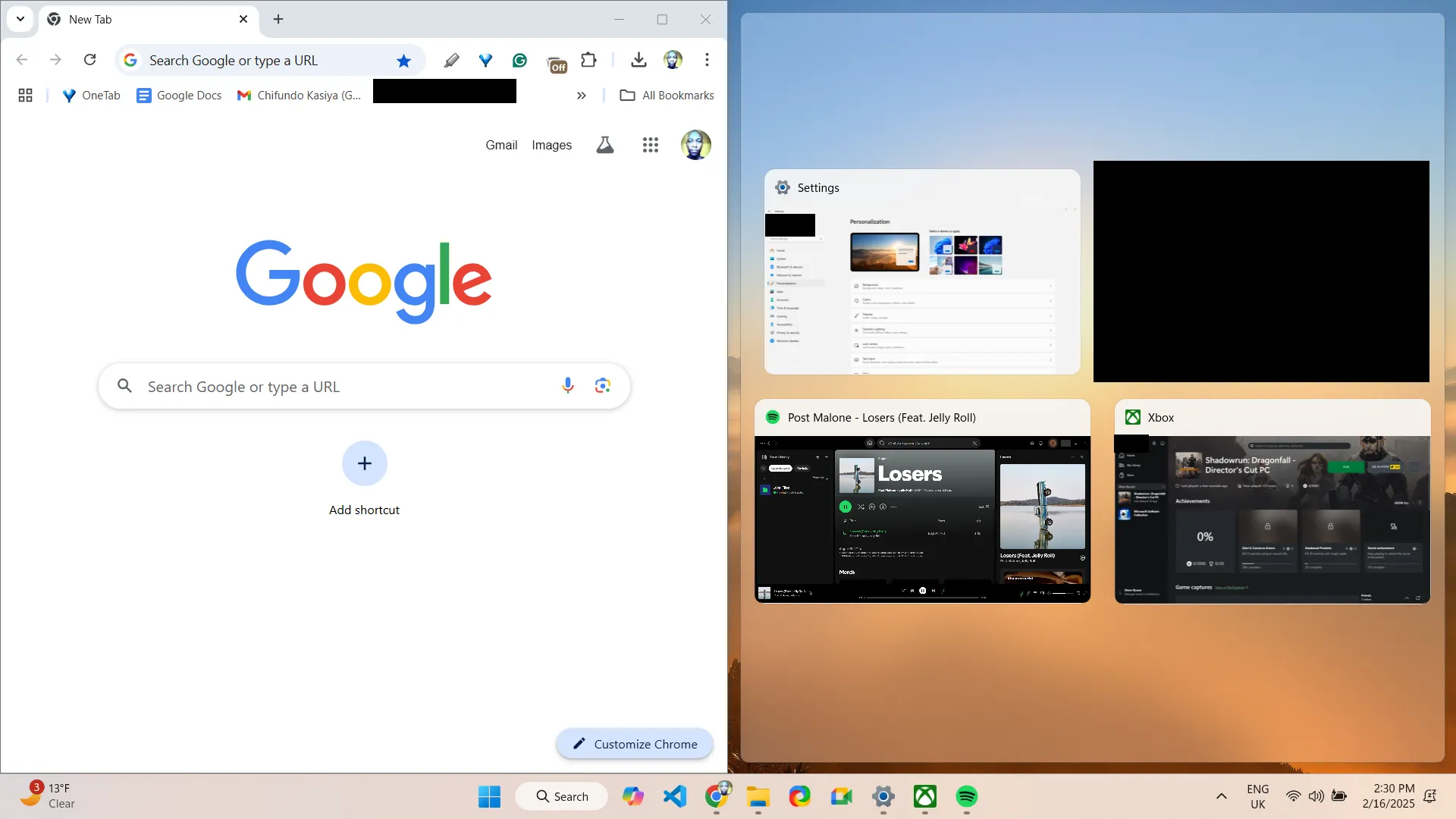 Một cửa sổ ứng dụng được ghim vào cạnh trái màn hình Windows 11, minh họa tính năng chia đôi màn hình bằng Win+Mũi tên.