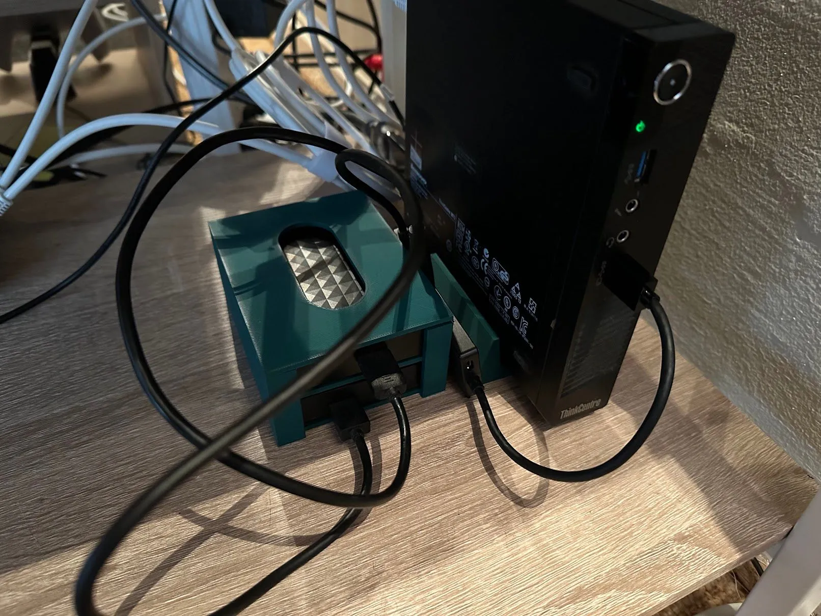 Một máy chủ Plex mini PC tự chế với giá đỡ in 3D và caddy ổ cứng, minh họa giải pháp media server hiện đại.