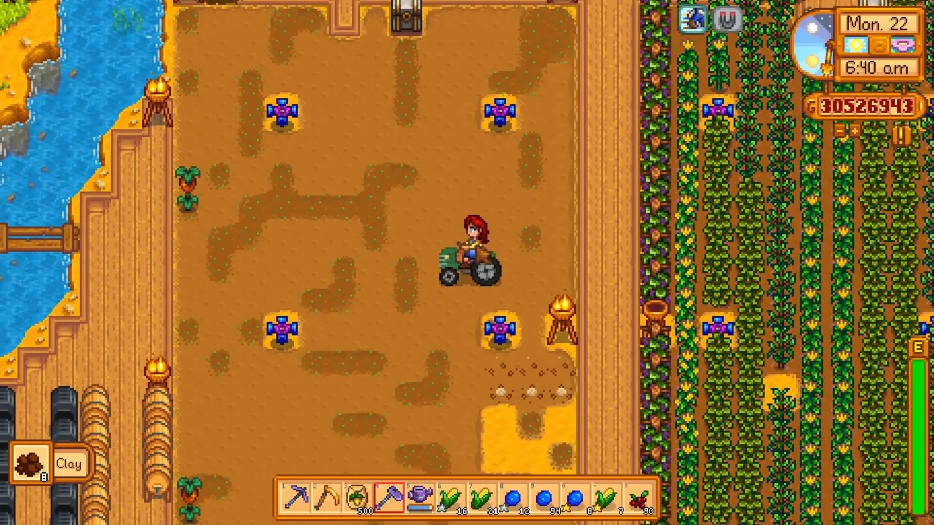 Một người chơi Stardew Valley đang lái máy kéo trên nông trại đảo Ginger của họ, tăng hiệu quả công việc nông nghiệp.