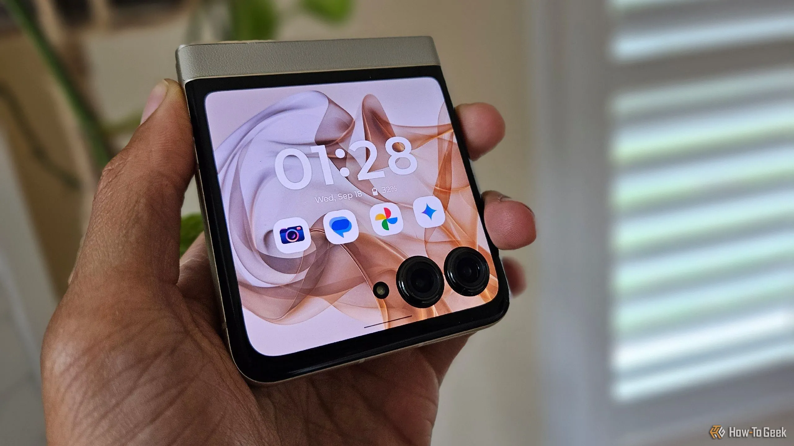 Một người đang cầm chiếc Moto Razr 2024 đã gập, minh họa độ dày và kích thước khi gập lại.