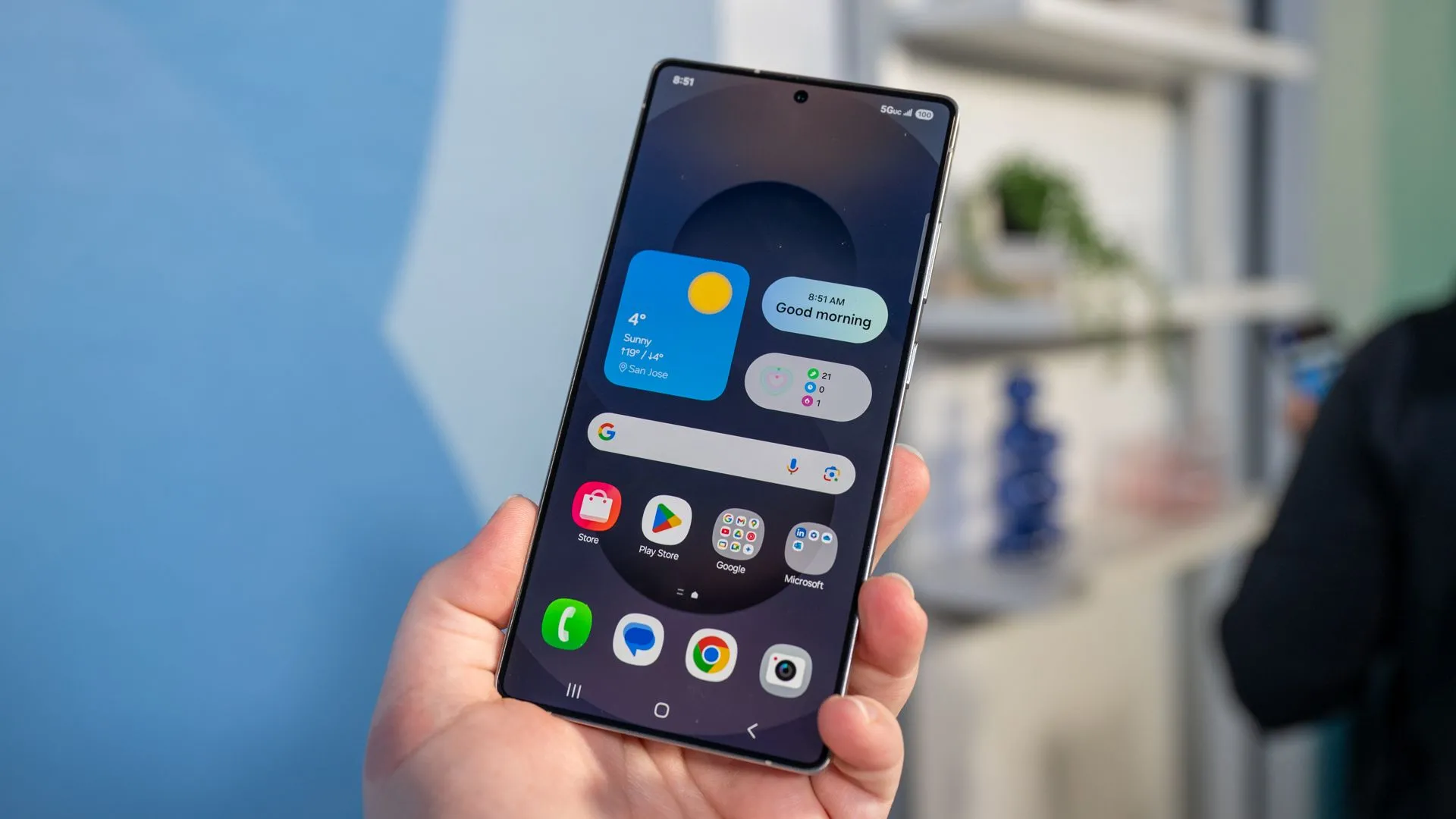 Một người đang cầm điện thoại Samsung Galaxy S25 Ultra, xem màn hình hiển thị các tính năng mới của One UI 8