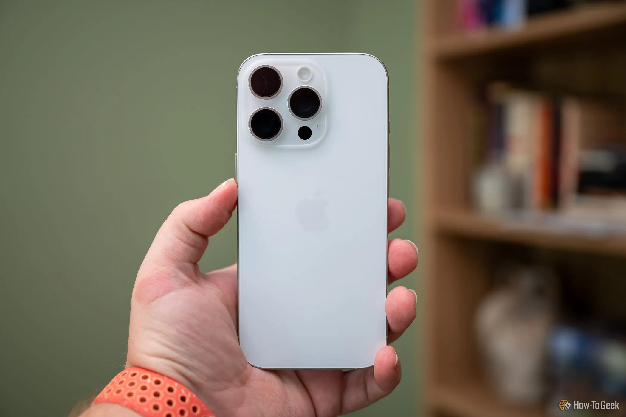Một người đang cầm iPhone 16 Pro, thể hiện sự tiện lợi và thoải mái khi sử dụng để chụp ảnh di động.