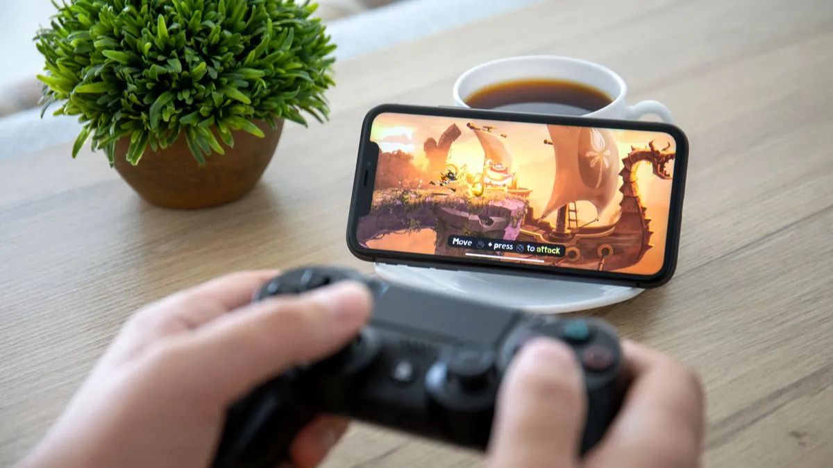 Một người đang chơi game trên máy tính gaming cao cấp với đèn LED rực rỡ