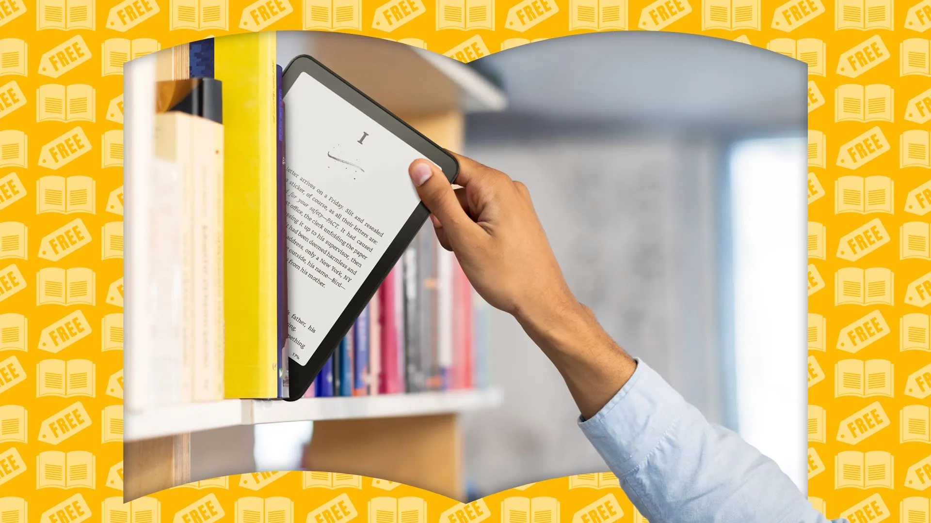 Một người đang lấy thiết bị Kindle từ giá sách đầy ắp, biểu tượng cho việc tiếp cận kho tàng sách điện tử miễn phí