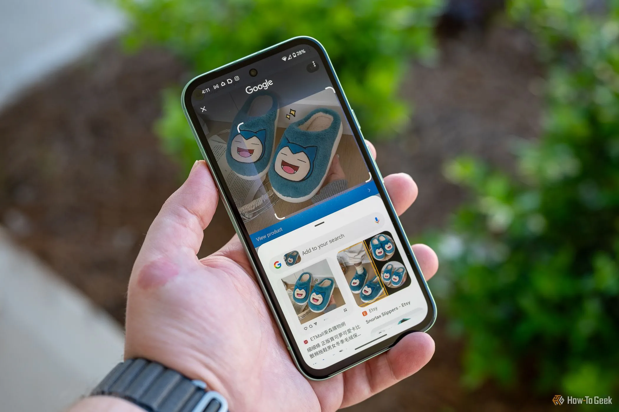Một người đang sử dụng tính năng Circle to Search trên điện thoại Pixel, khoanh tròn một vật thể để tìm kiếm thông tin.