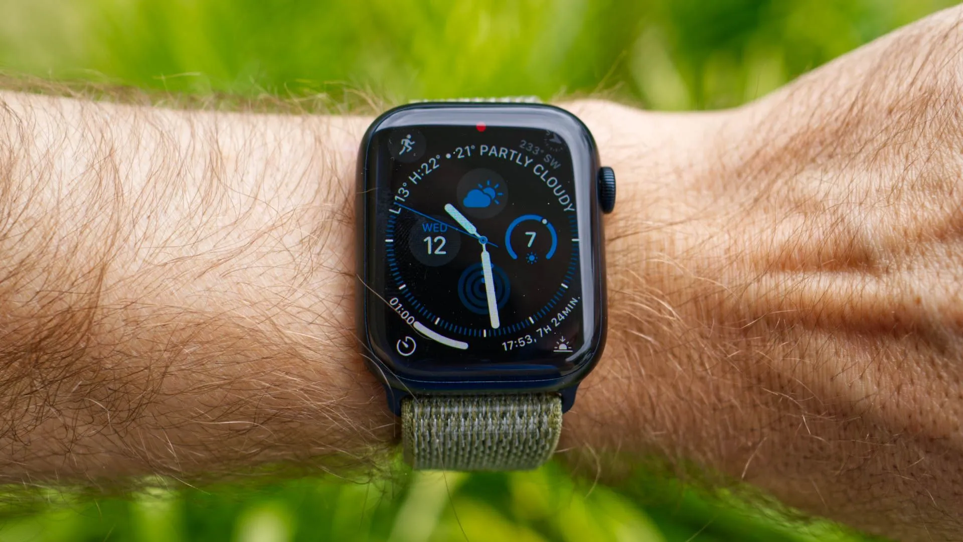 Một người đeo đồng hồ Apple Watch Series 8 trên cổ tay, minh họa việc theo dõi tập luyện.