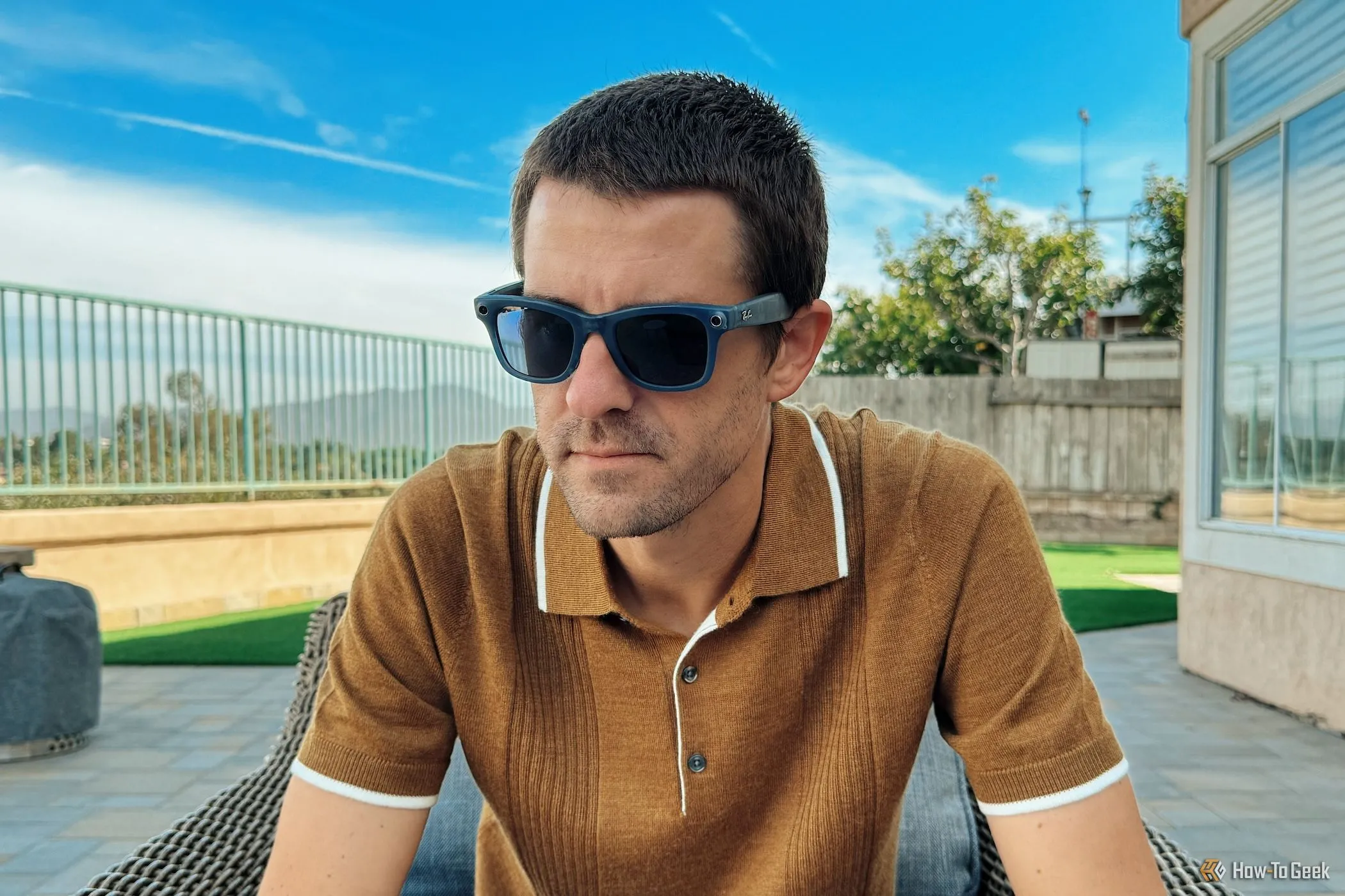 Một người đeo kính thông minh Ray-Ban Meta Smart Glasses, đại diện cho xu hướng thiết bị đeo AI.