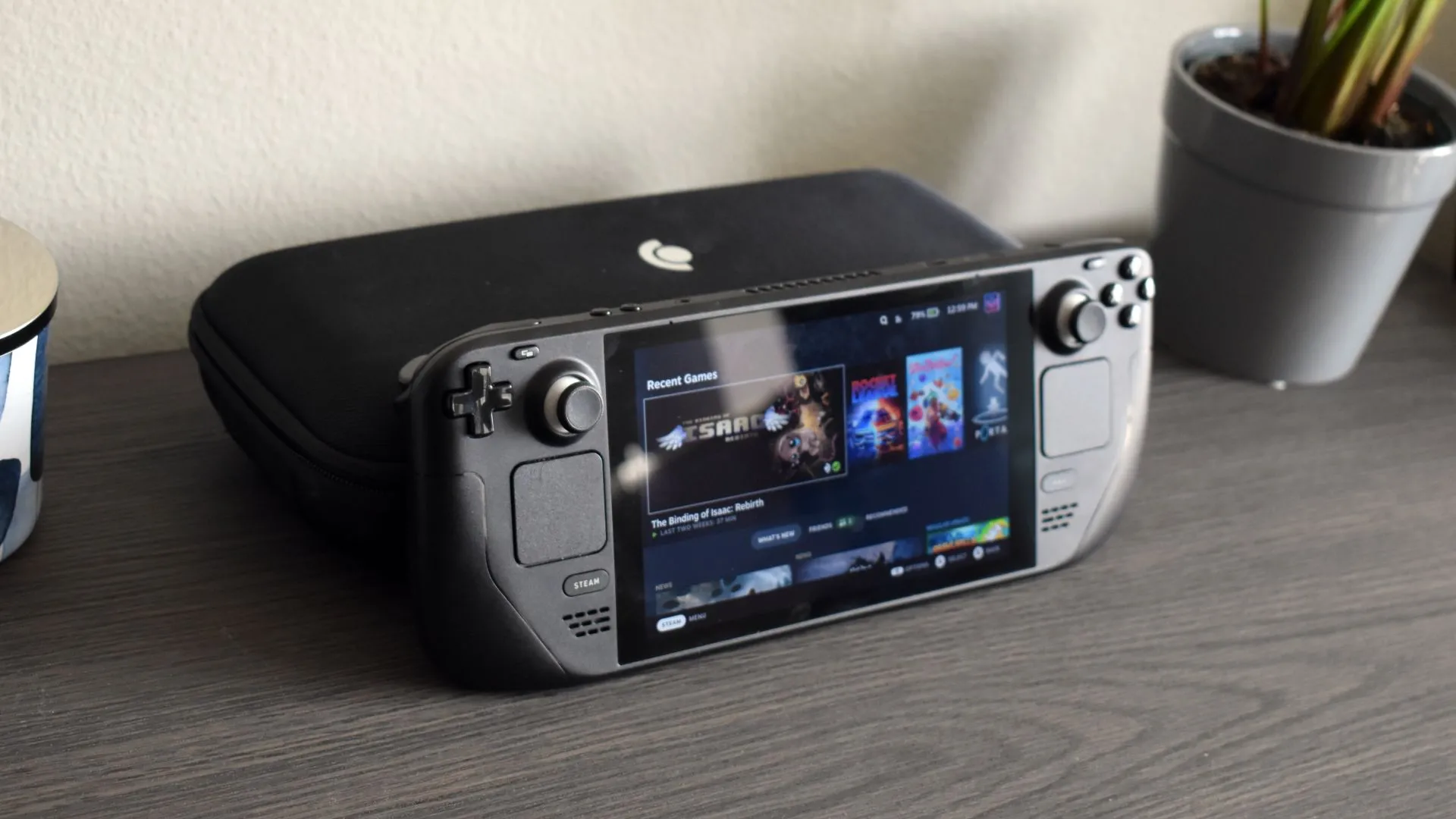 Một người dùng đang cầm máy chơi game cầm tay Steam Deck, thể hiện kích thước cồng kềnh khi mang theo thiết bị này ra ngoài.