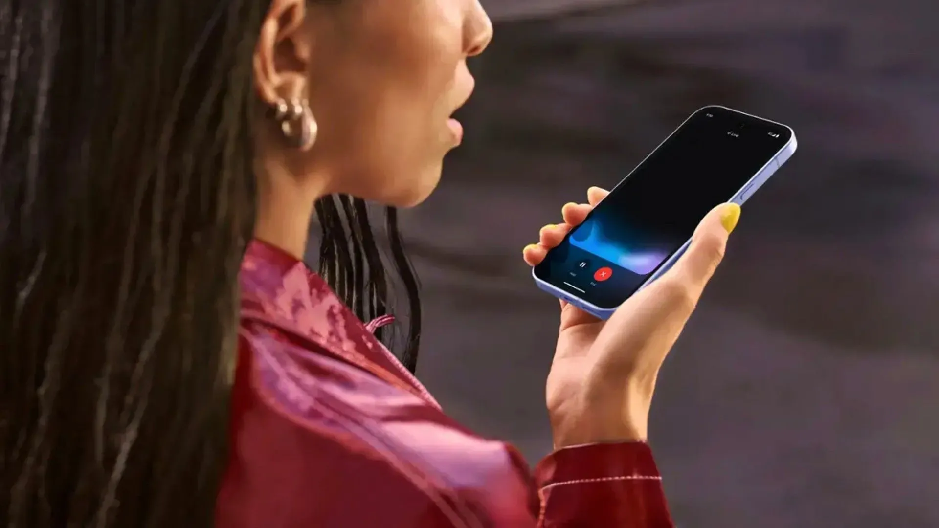 Một phụ nữ sử dụng Google Pixel 9a, tương tác bằng giọng nói với các tính năng AI của thiết bị.