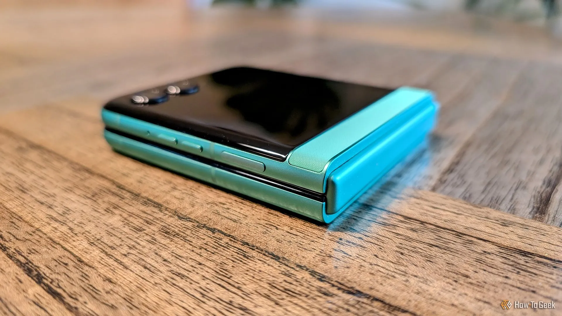 Motorola Razr 2025 khi gập lại, hiển thị màn hình phụ lớn