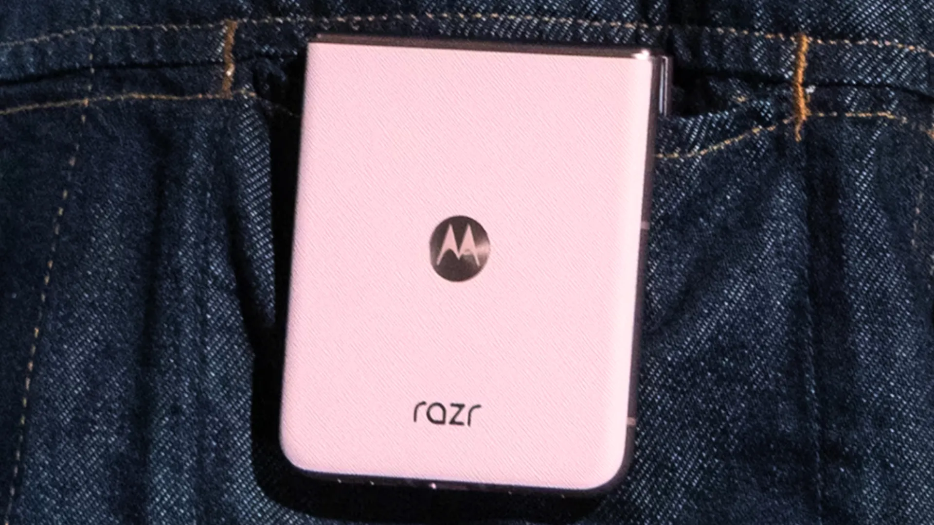 Motorola Razr 2025 phiên bản màu hồng nhạt gập gọn