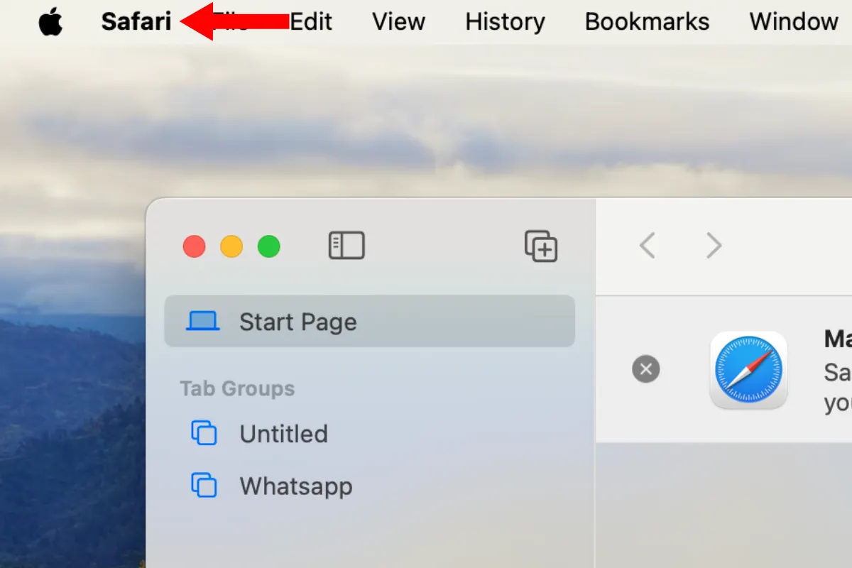 Mũi tên chỉ vào menu Safari trên thanh menu của Mac.