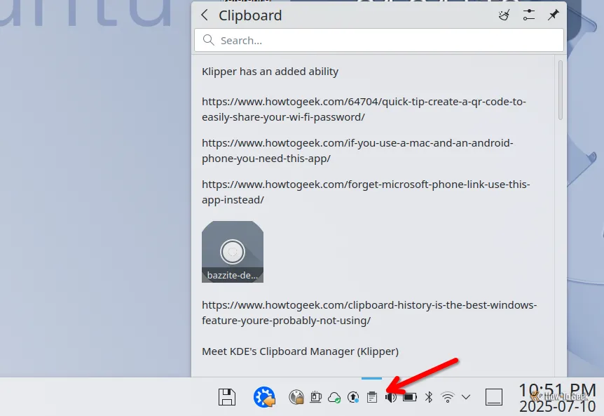 Mũi tên đỏ chỉ vào biểu tượng clipboard trên khay hệ thống của desktop KDE Plasma
