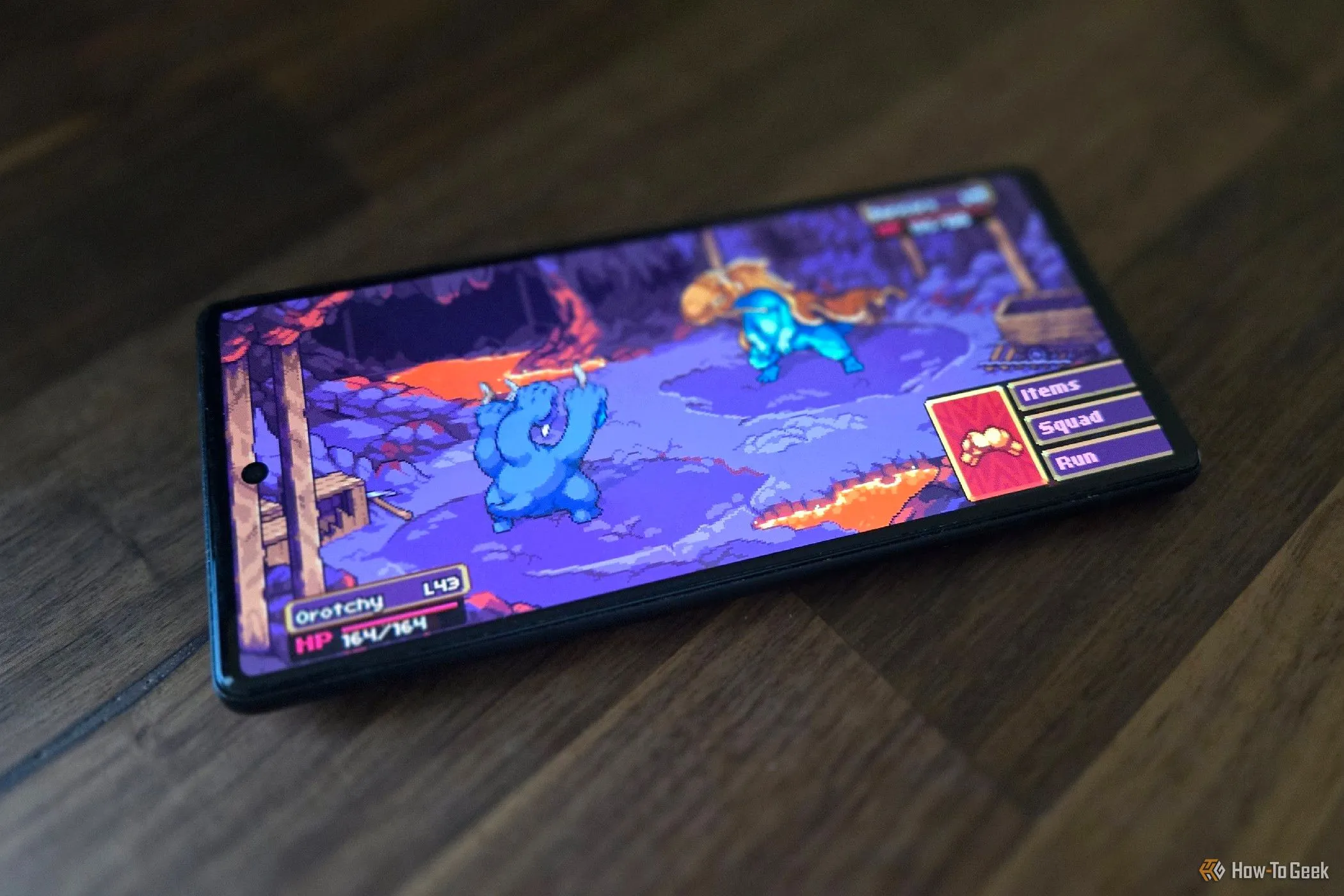 Người chơi trải nghiệm Coromon, game lấy cảm hứng từ Pokemon, trên Google Pixel 6, tận hưởng tính di động giống Game Boy.