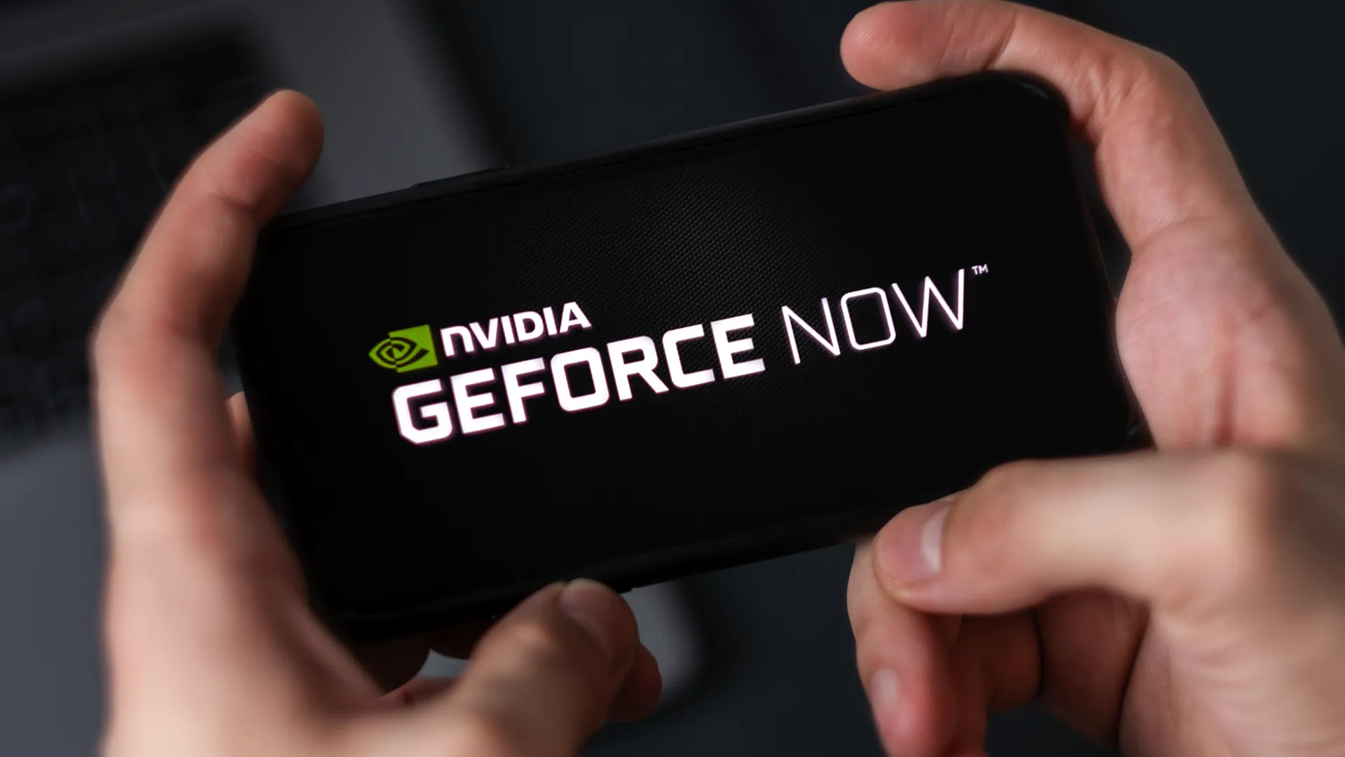 Người chơi trải nghiệm NVIDIA GeForce Now trên điện thoại thông minh, minh họa cho cloud gaming