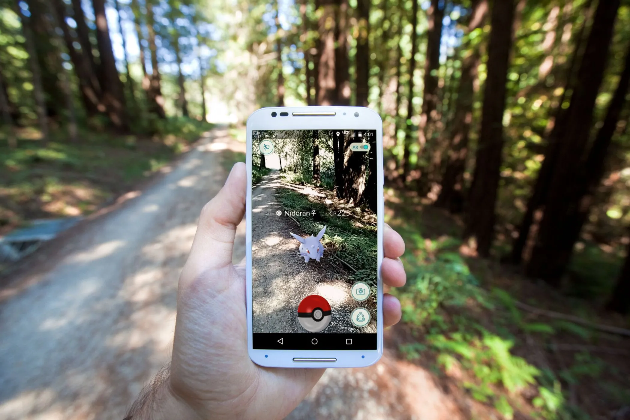 Người chơi tương tác với Pokémon GO, một ví dụ tiêu biểu về game thực tế tăng cường trên di động.