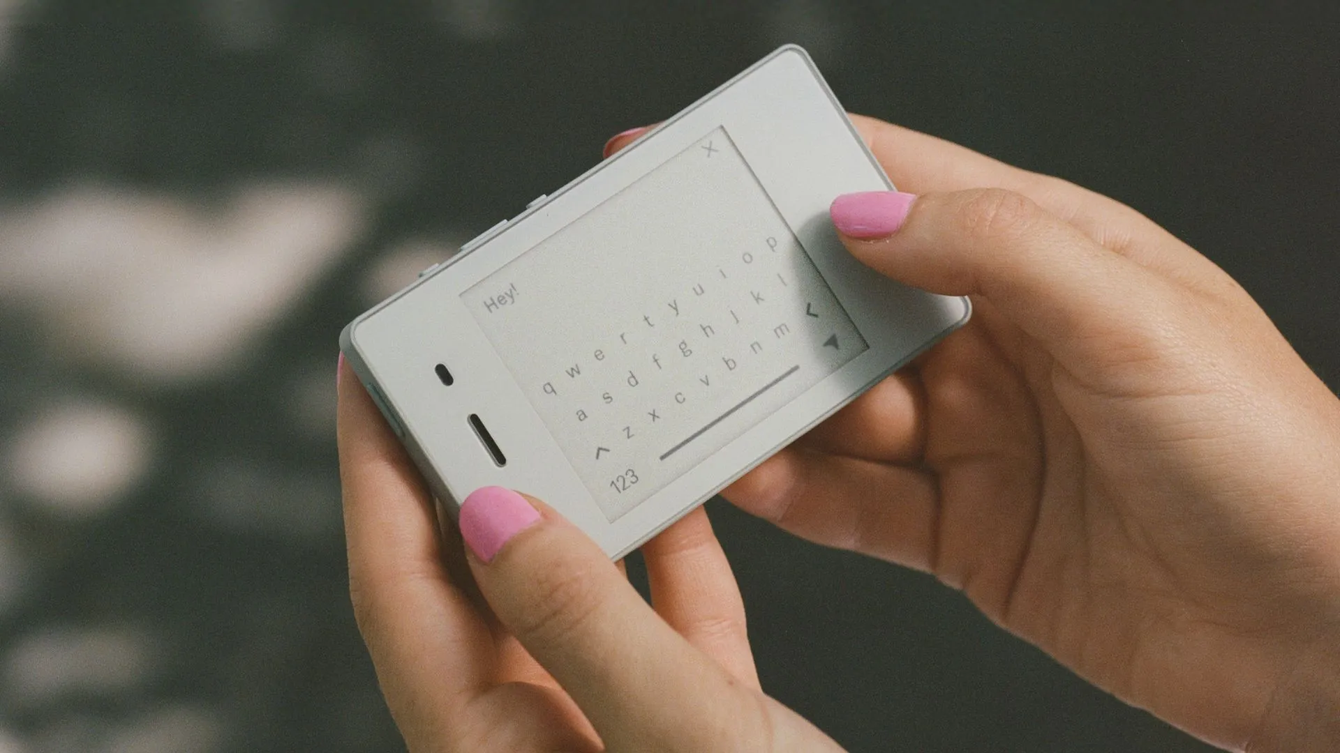 Người dùng đang cầm chiếc Light Phone 2 với thiết kế tối giản, khẳng định phong cách
