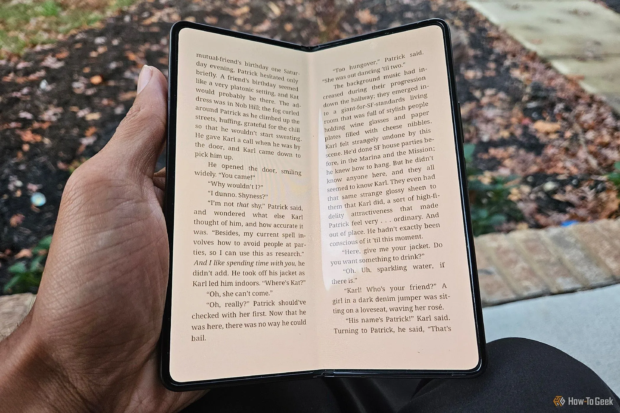Người dùng đang đọc sách điện tử trên điện thoại Samsung Galaxy Z Fold 5, minh họa cách sử dụng thời gian màn hình một cách hiệu quả và không hối tiếc.