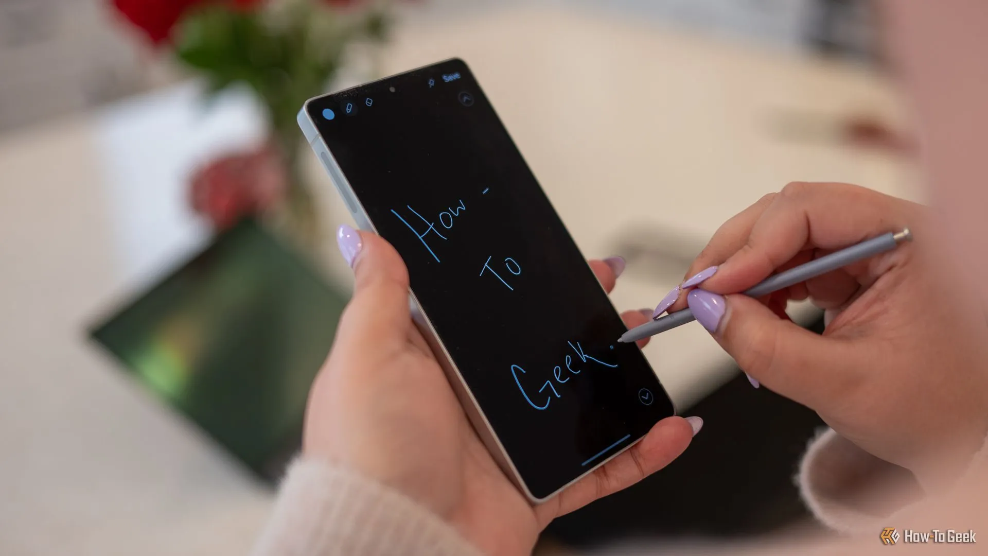 Người dùng đang dùng bút S Pen để viết tin nhắn trên màn hình Samsung Galaxy S25 Ultra