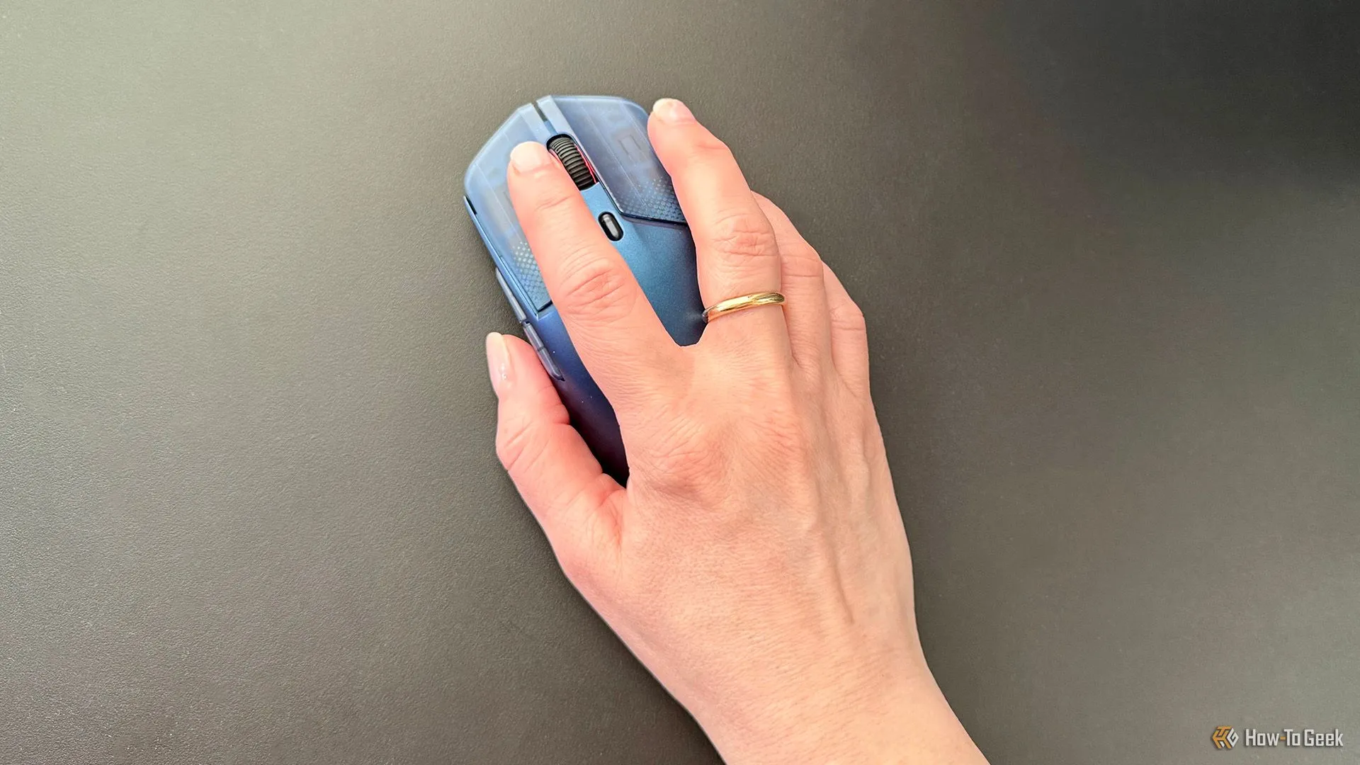 Người dùng đang thao tác với chuột HyperX Pulsefire Haste 2 S trong một phiên chơi game