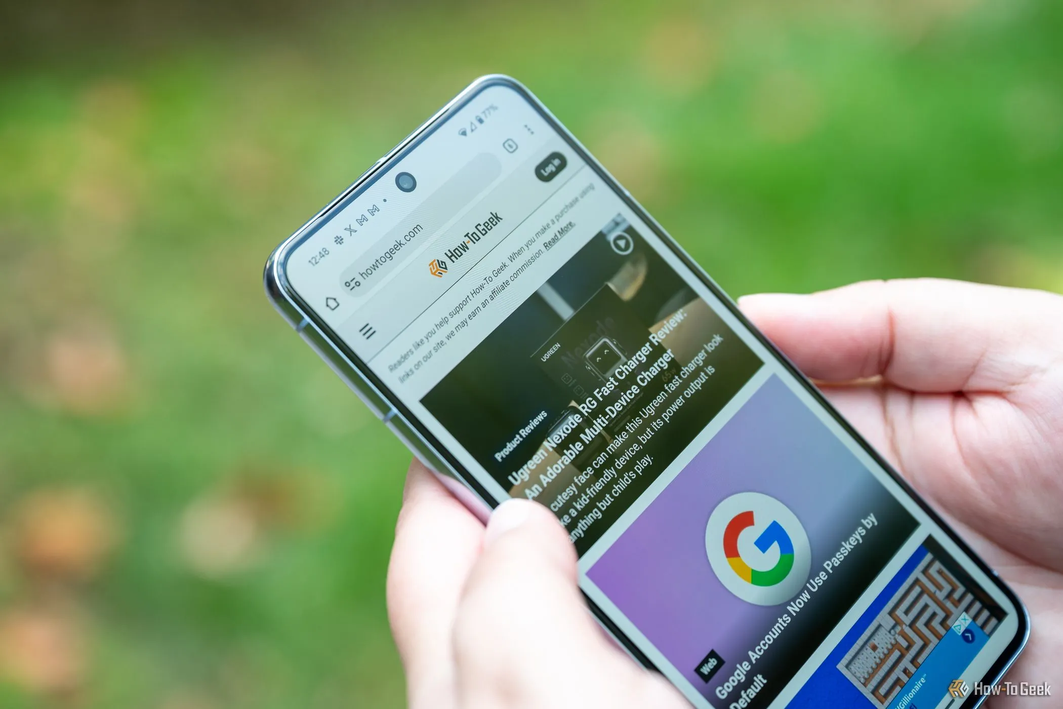 Người dùng duyệt web trên smartphone Google Pixel 8 Pro, thể hiện trải nghiệm sử dụng tiện lợi
