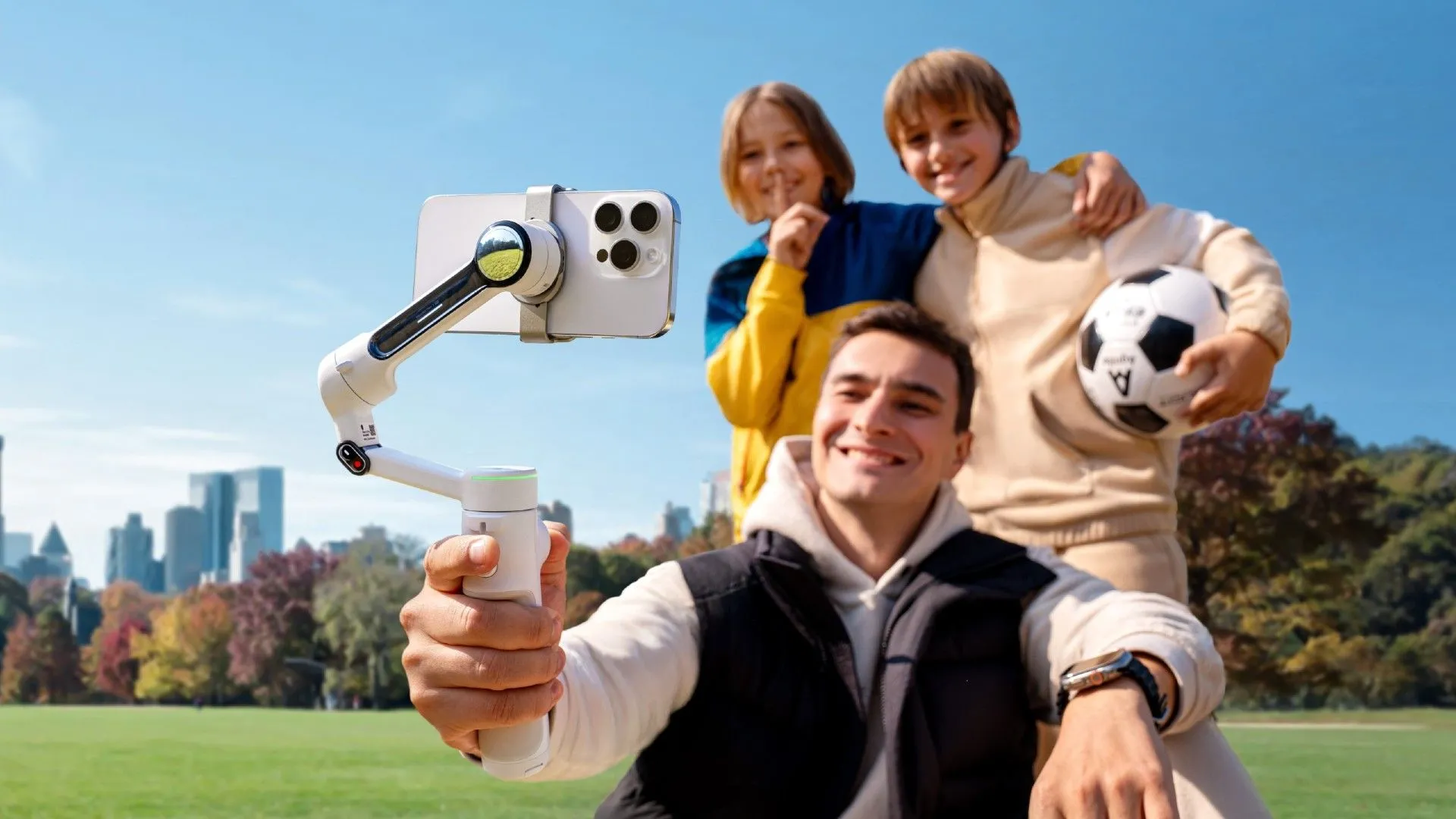 Người dùng quay phim nhóm người đi bộ bằng Insta360 Flow 2 Pro, thể hiện tính năng Deep Track 4.0