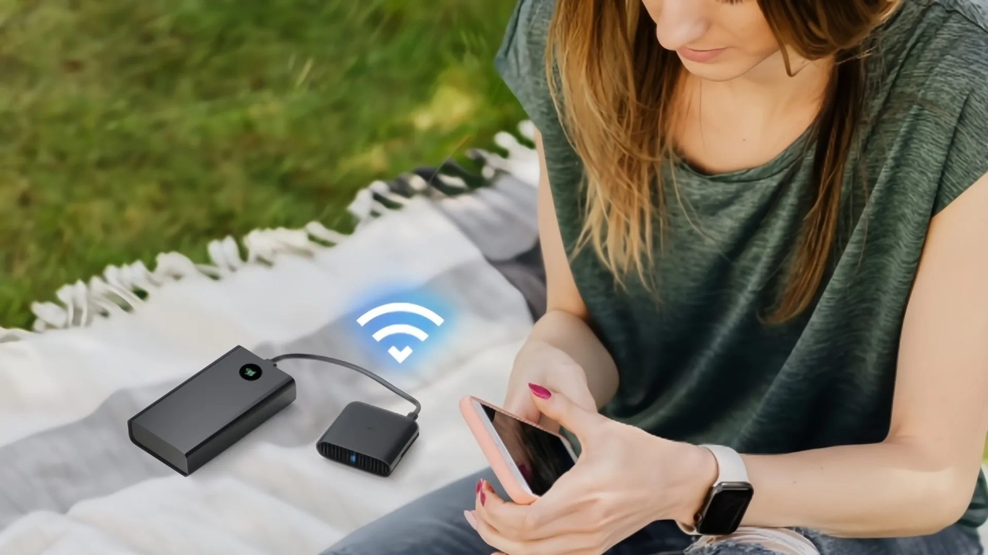 Người dùng sử dụng router du lịch TP-Link TL-WR3002X trong một không gian làm việc hoặc du lịch, cho thấy tính tiện lợi của thiết bị.