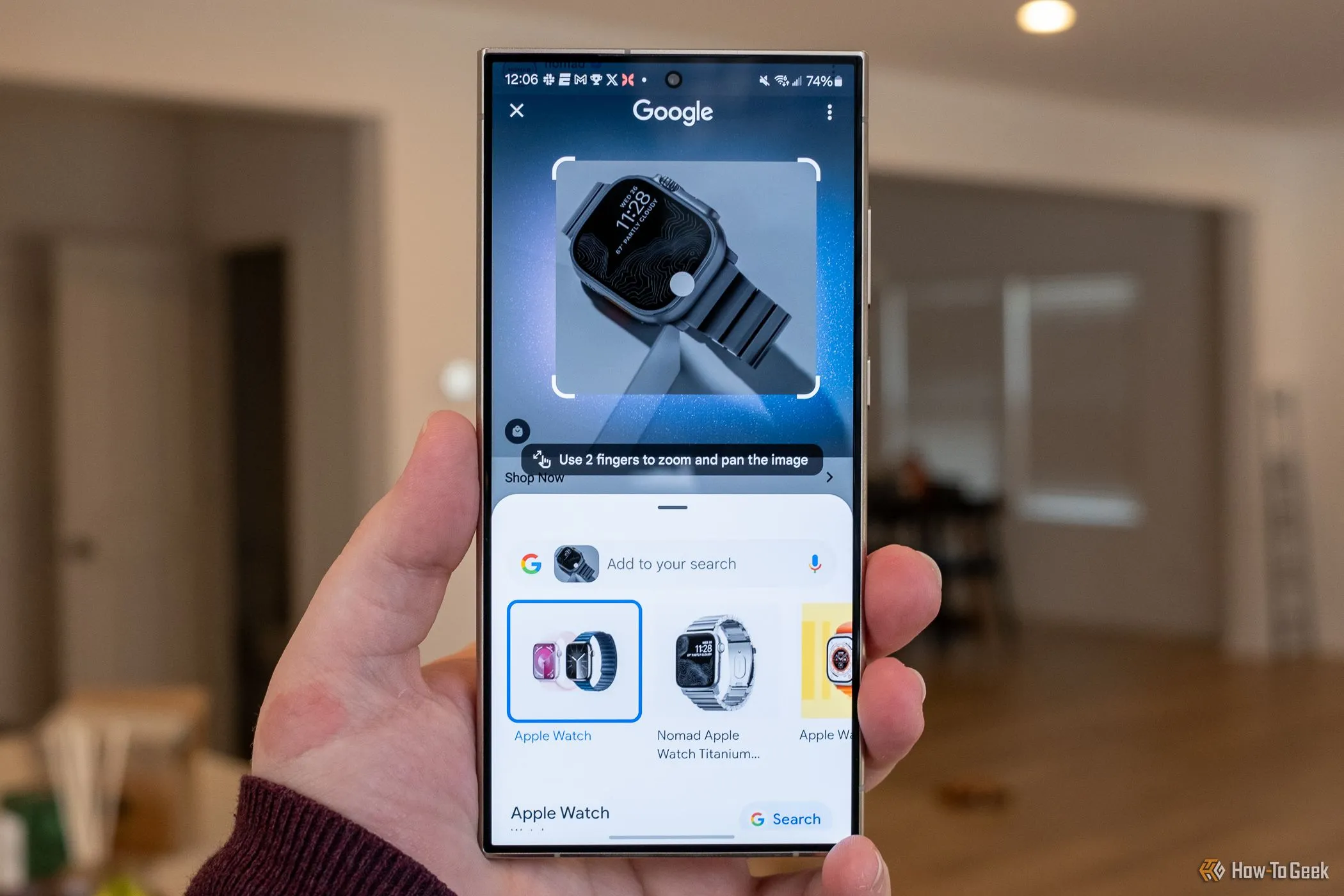 Người dùng thao tác tính năng Circle to Search AI trên điện thoại Samsung Galaxy S24 Ultra
