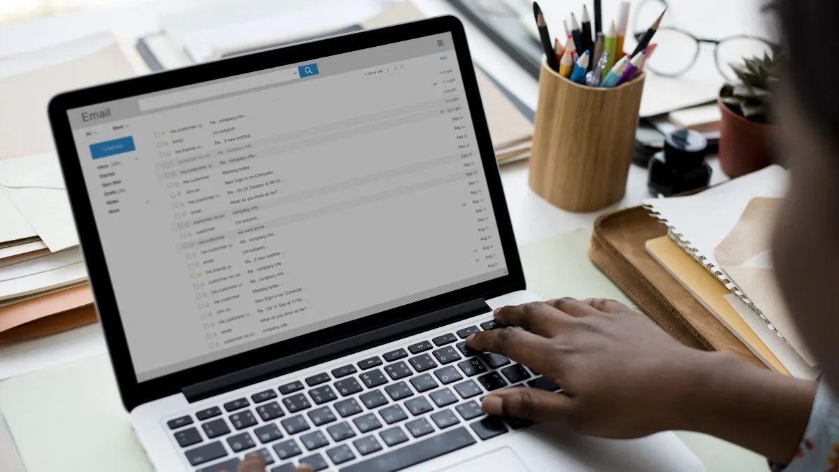 Người phụ nữ đang kiểm tra email trên laptop, minh họa việc quản lý và lên lịch gửi email hiệu quả.