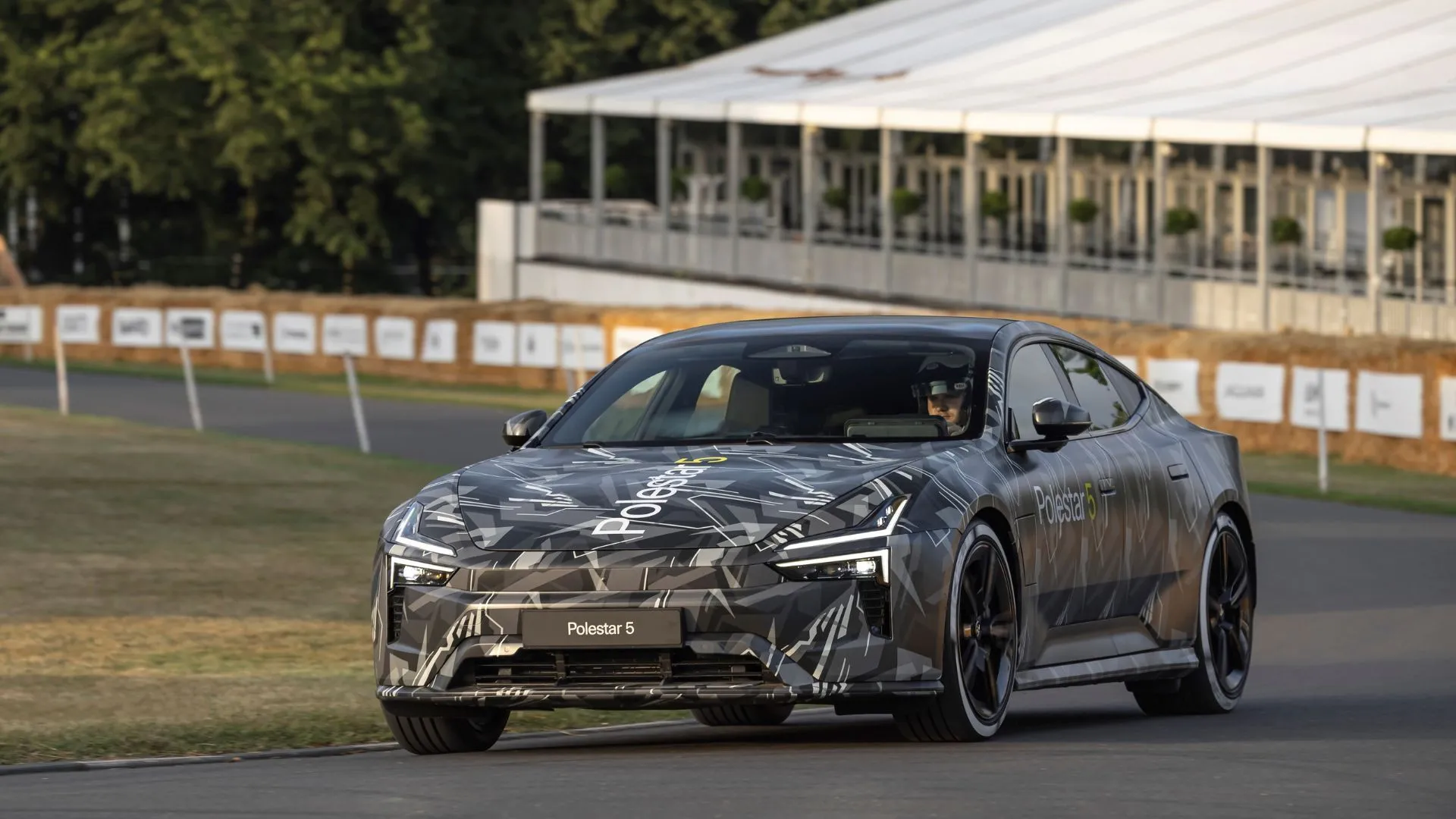 Nguyên mẫu Polestar 5 đang được thử nghiệm trên đường đua tại Lễ hội Tốc độ Goodwood 2023, phô diễn hiệu suất xe điện