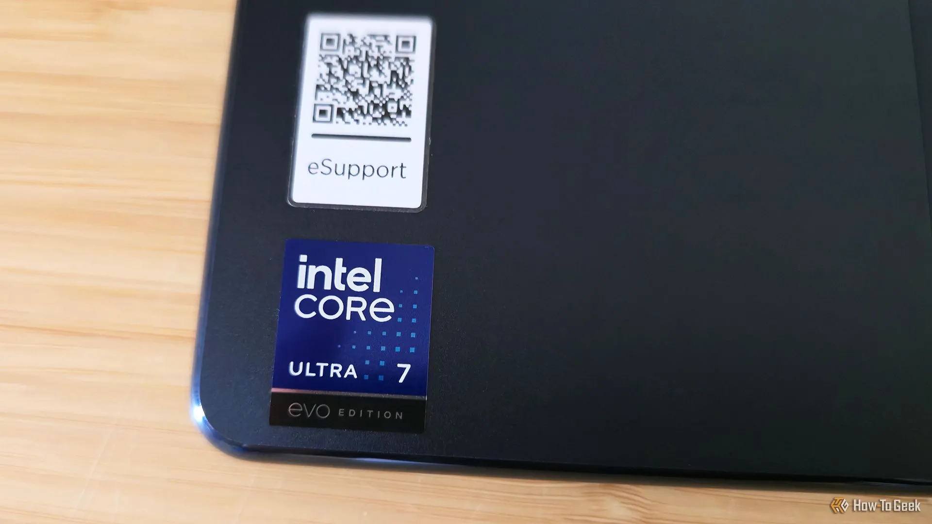 Nhãn dán Intel Core Ultra 7 trên laptop Lenovo Yoga 9i 2-in-1 Gen 10 Aura Edition.