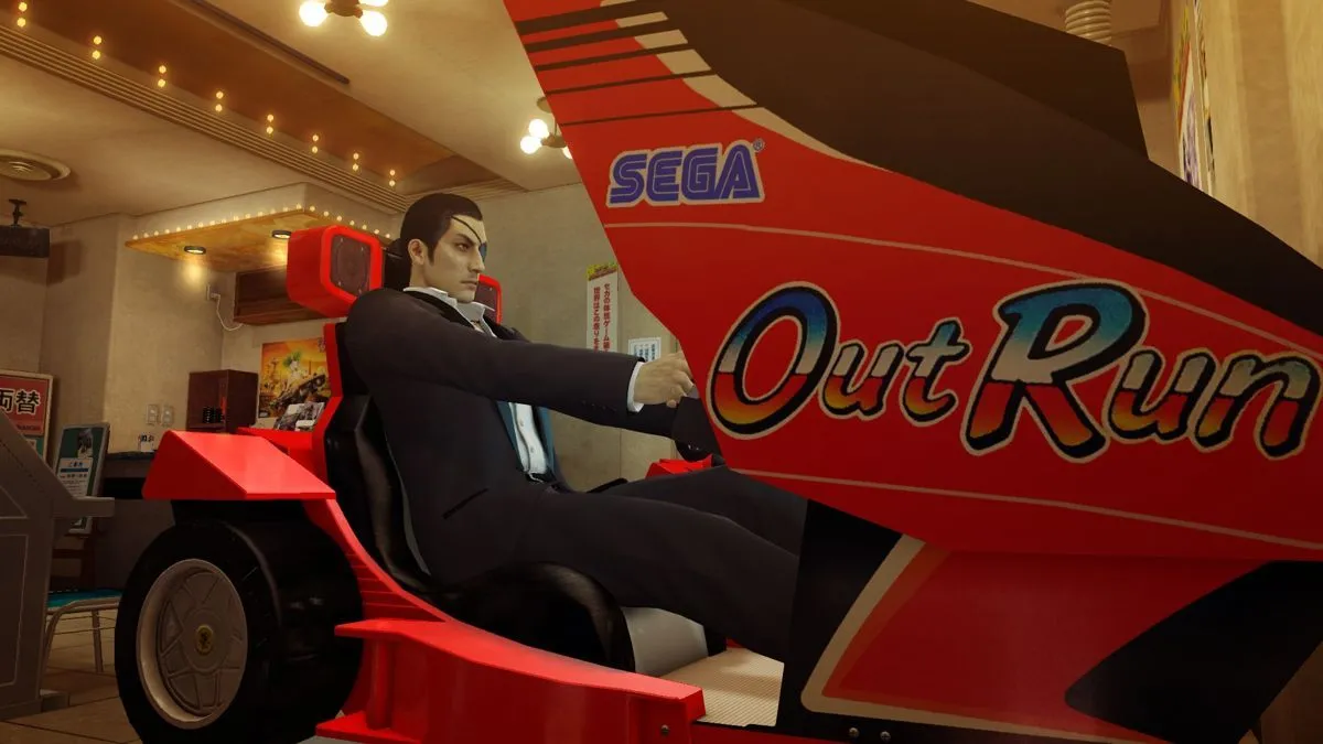 Nhân vật Goro Majima trong Yakuza 0 đang chơi mini-game Out Run tại một khu trò chơi điện tử, thể hiện sự đa dạng của game và lợi ích của việc tạm nghỉ.