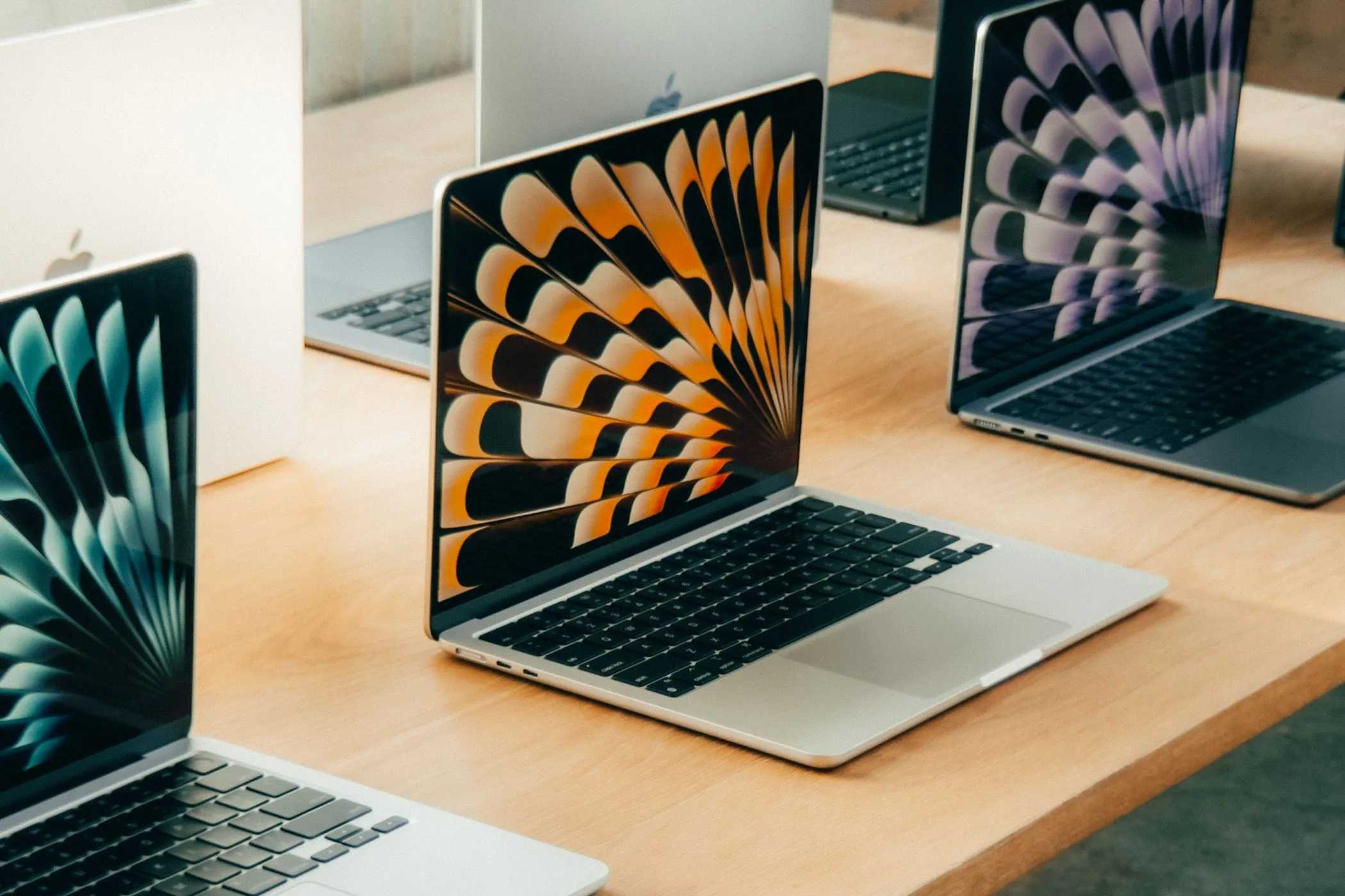 Nhiều chiếc MacBook Air M3 13 inch với màn hình mở, minh họa tùy chọn RAM.