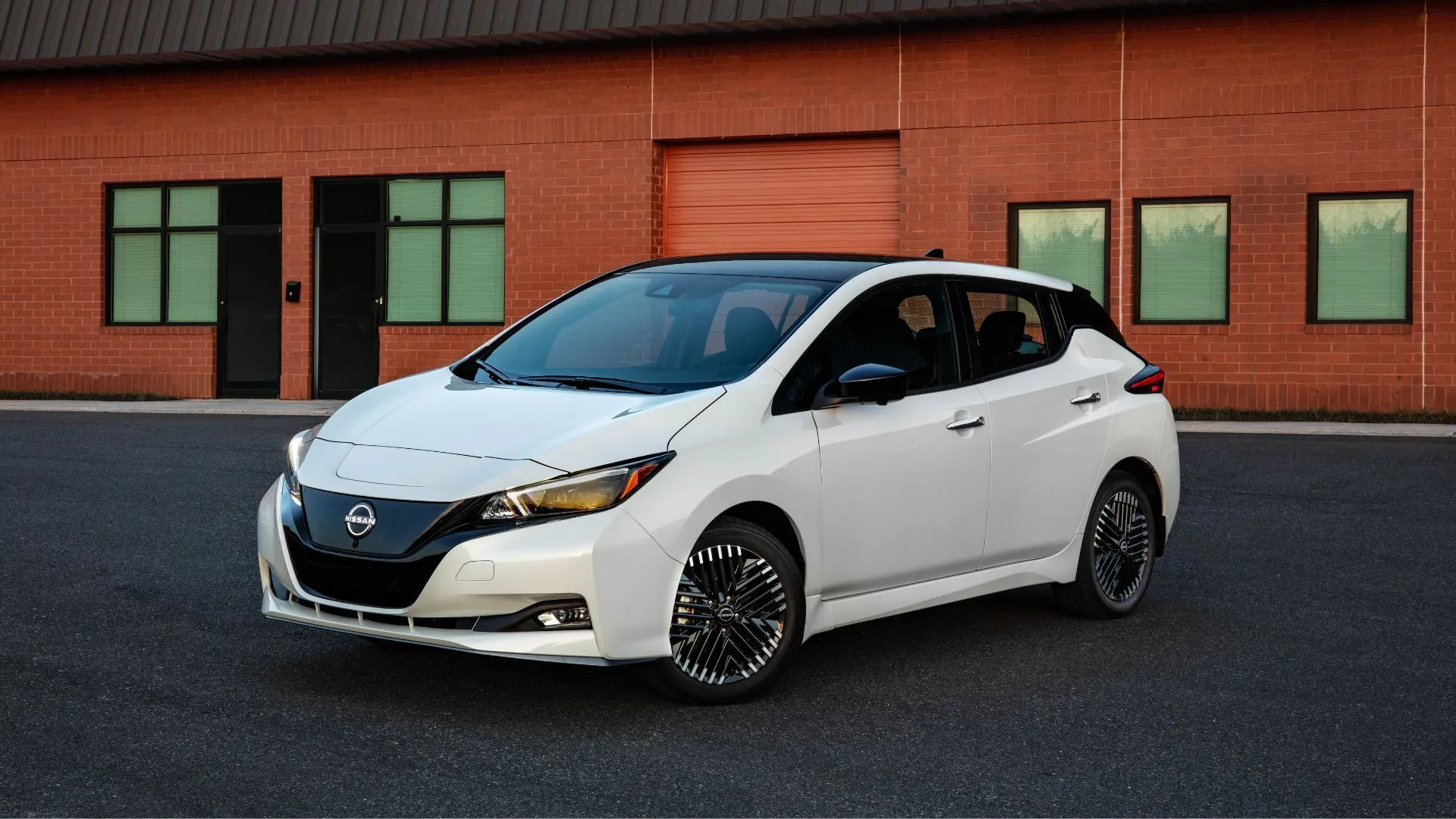 Nissan Leaf 2025 màu trắng, một trong những mẫu xe điện có chi phí bảo dưỡng hàng đầu về độ tiết kiệm.